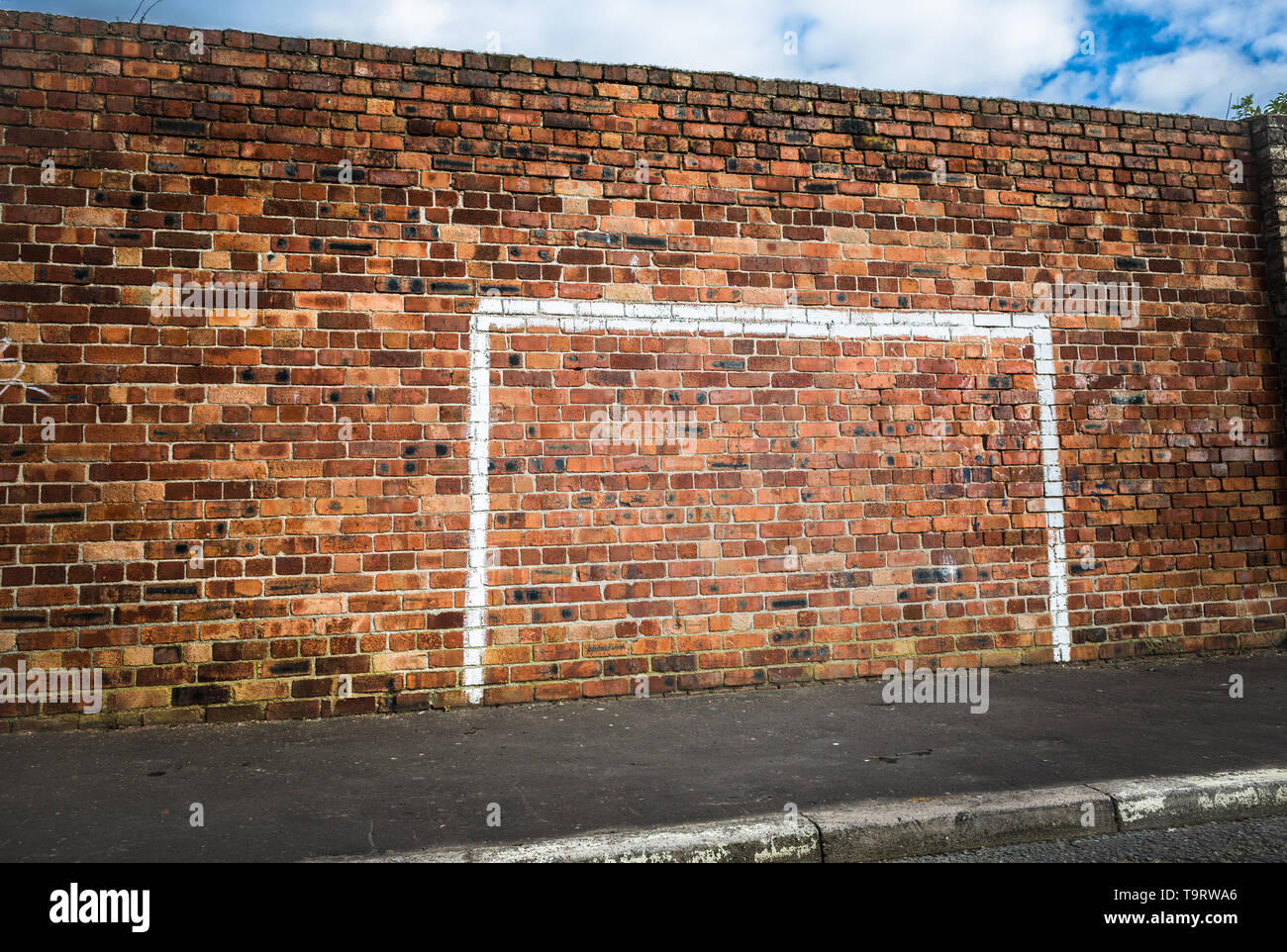 Dipinto goalpost calcio su una parete in una strada. Foto Stock