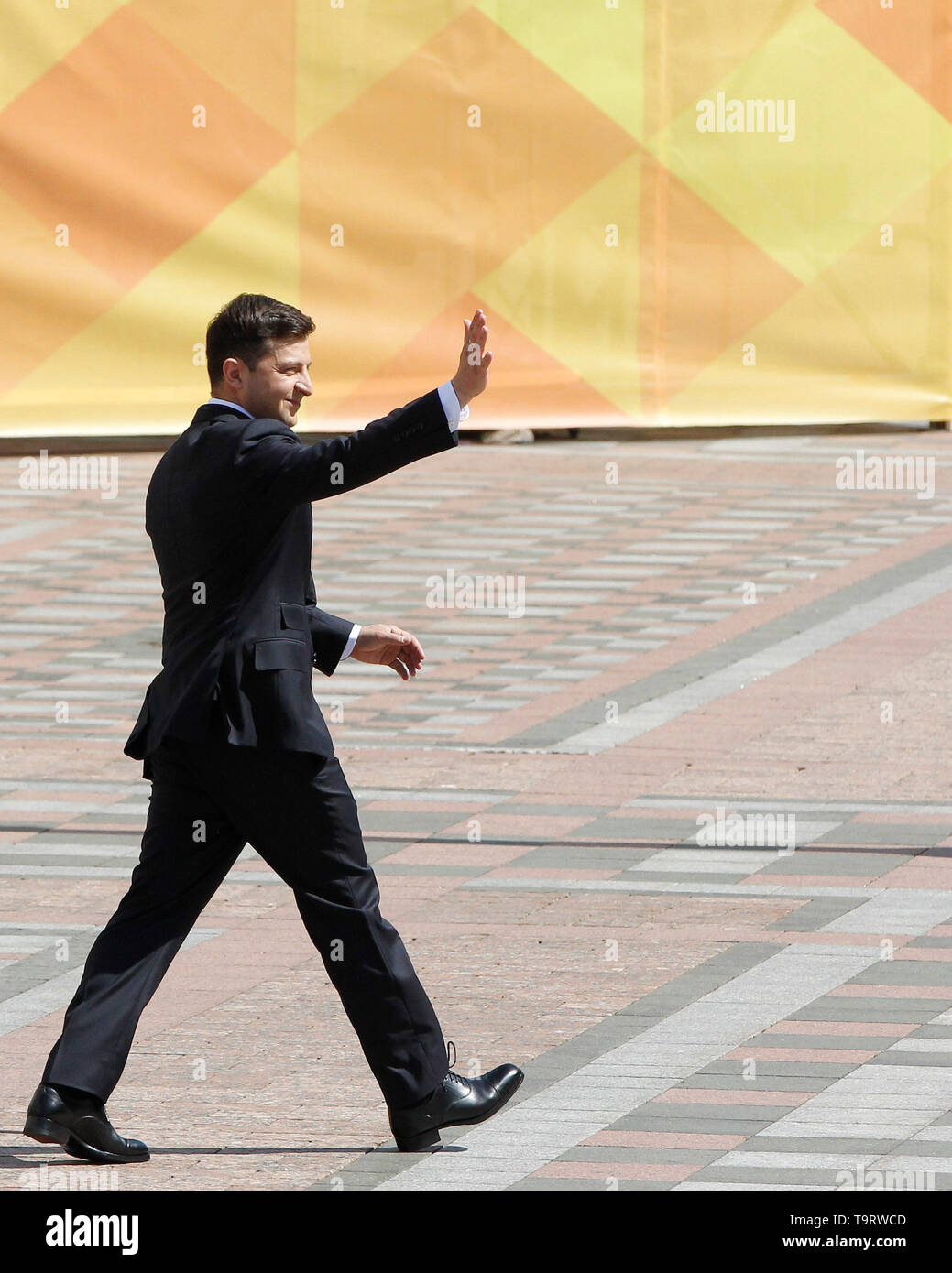 Il presidente ucraino-elect Volodymyr Zelenskiy visto sventolare in corrispondenza di suoi sostenitori come egli lascia la sua cerimonia di inaugurazione presso il parlamento ucraino edificio in Kiev. Volodymyr Zelensky ha vinto le elezioni presidenziali, il wich tenutasi il 21 aprile, con 73, 22 per cento degli elettori. Foto Stock