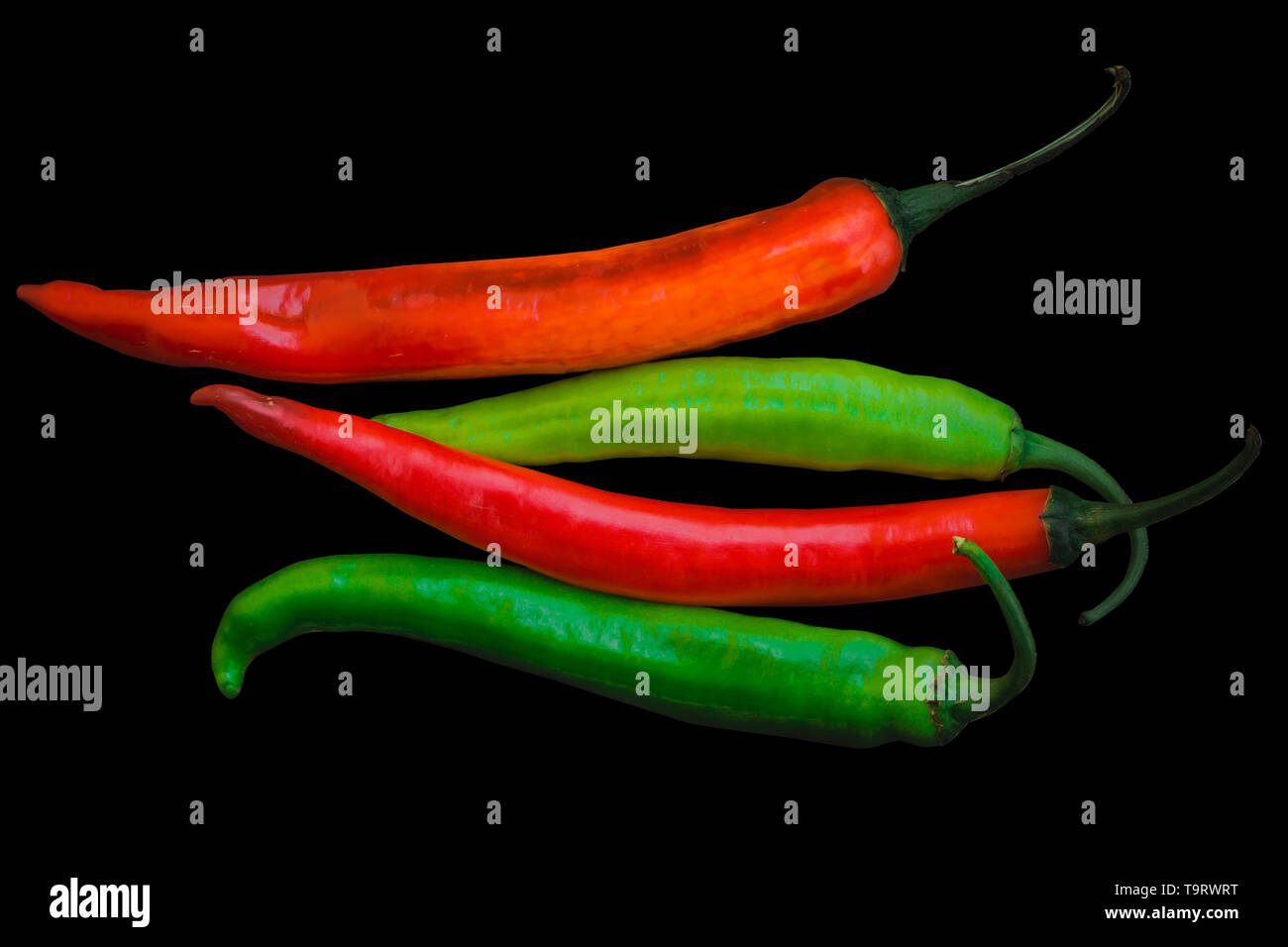 Mix di colore rosso e verde Big Chili Peppers isolati su sfondo nero con tracciato di ritaglio Foto Stock