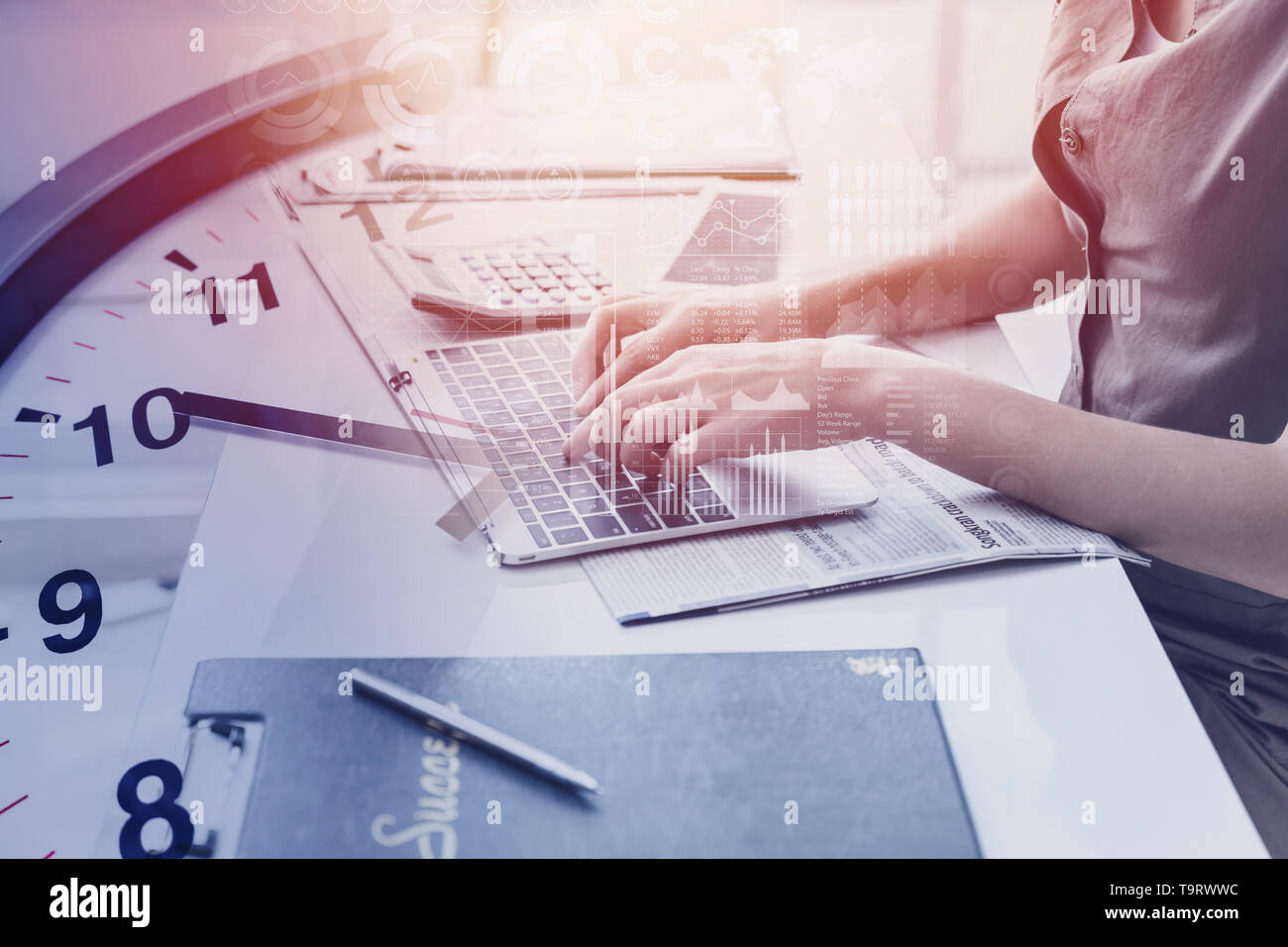 Primo piano lato ufficio business donna digitazione sul computer portatile con overlay volte orologio per le ore di lavoro concept Foto Stock