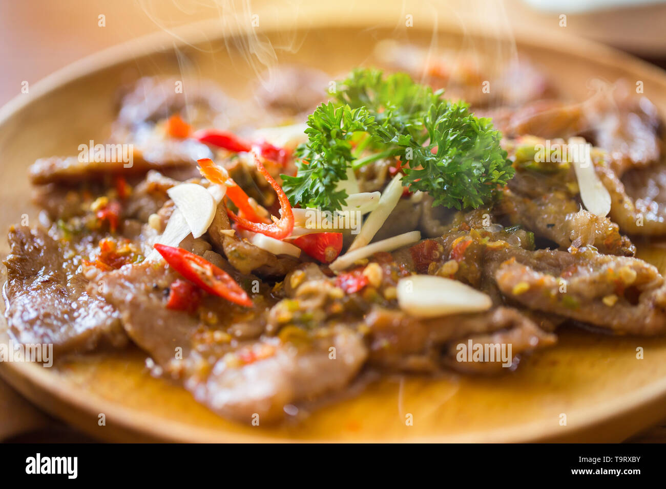 Caldo e carne piccante stir fry ricetta con peperoncino e aglio in stile tailandese per la cottura Foto Stock
