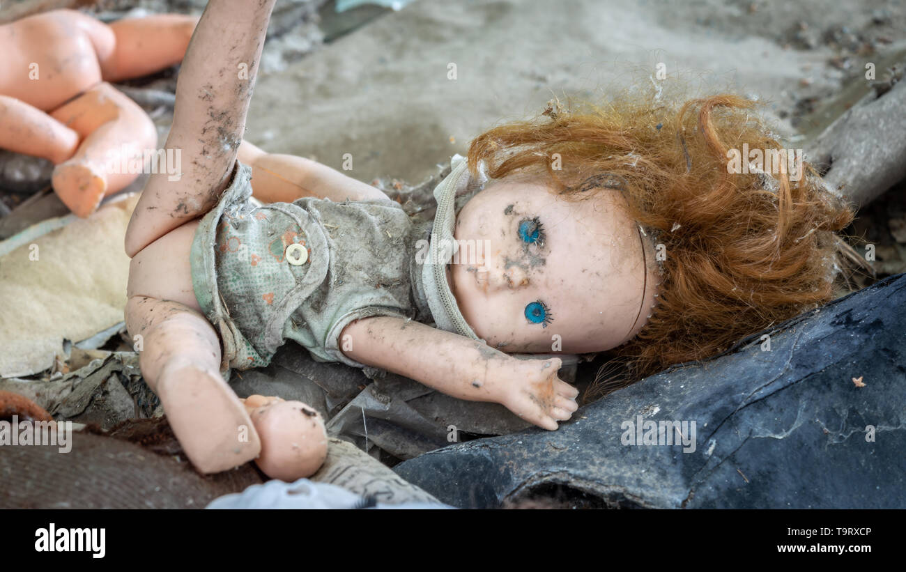 Dirty old bambola in una casa abbandonata di Chernobyl zona di esclusione in Bielorussia Foto Stock