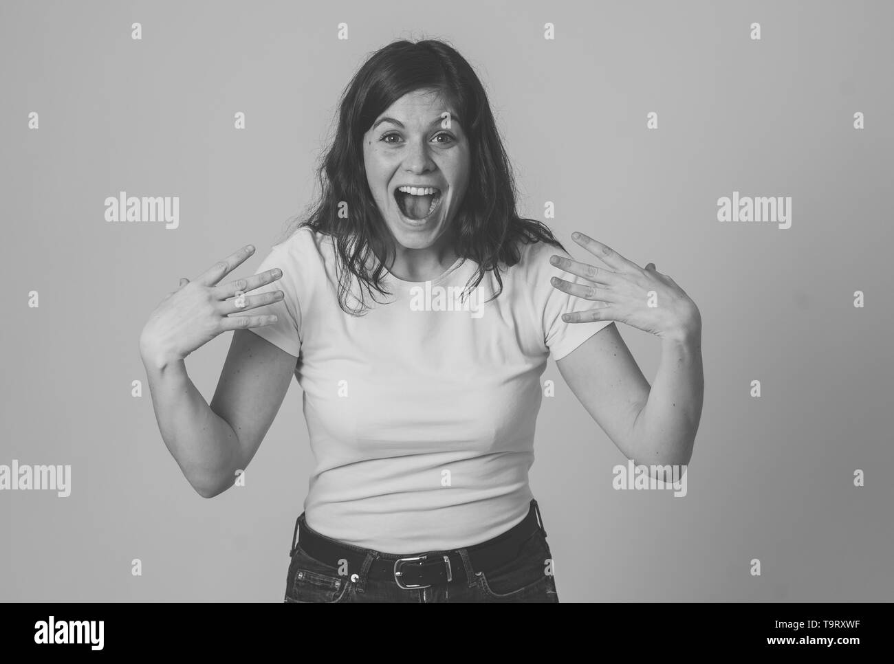 Le emozioni umane e le espressioni. Ritratto di bella donna scioccato audizione inaspettata novità, la vincita o avendo grande successo con sorpresa e felice Foto Stock