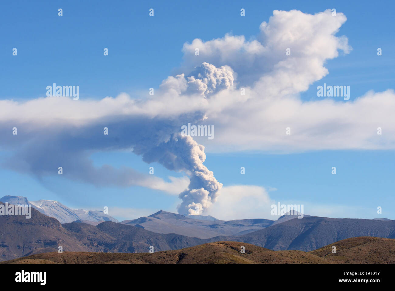 Vulcano Sabancaya nelle montagne delle Ande, la colonna di fumo e cenere come scoppia nel luglio 2017 Foto Stock