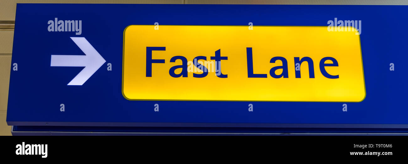 Fast Lane sign in blu e giallo all'aeroporto vicino. Fast Lane aeroporto di segno di prima classe notifica di lusso. Foto Stock