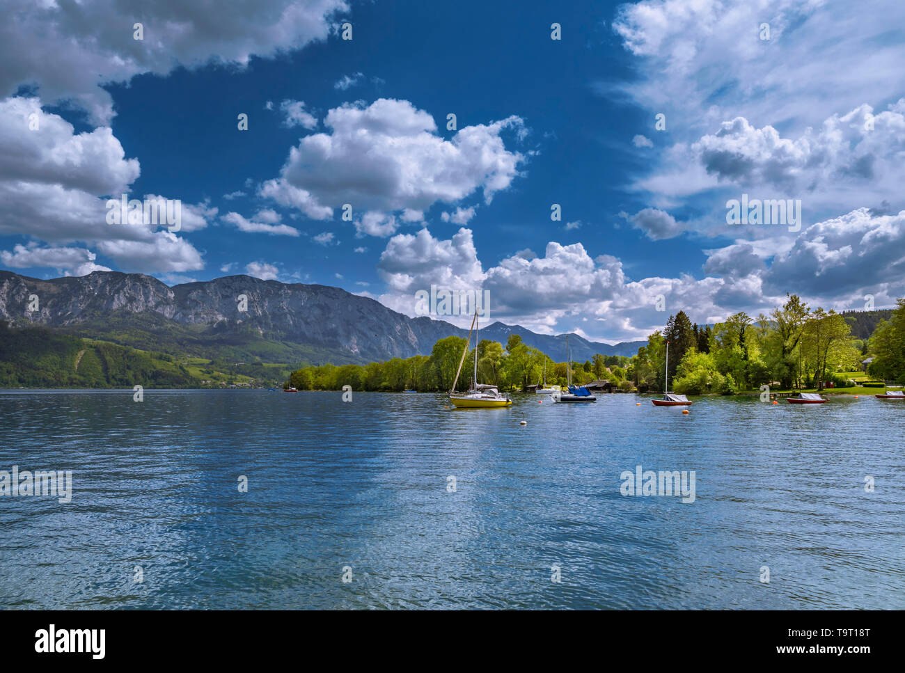 Lago lunare con sonda campionatrice superiore nella regione della camera di sale di proprietà, paese di Salisburgo, Austria, Europa, Mondsee bei Oberburgau im Salzkammergut, Salzburge Foto Stock