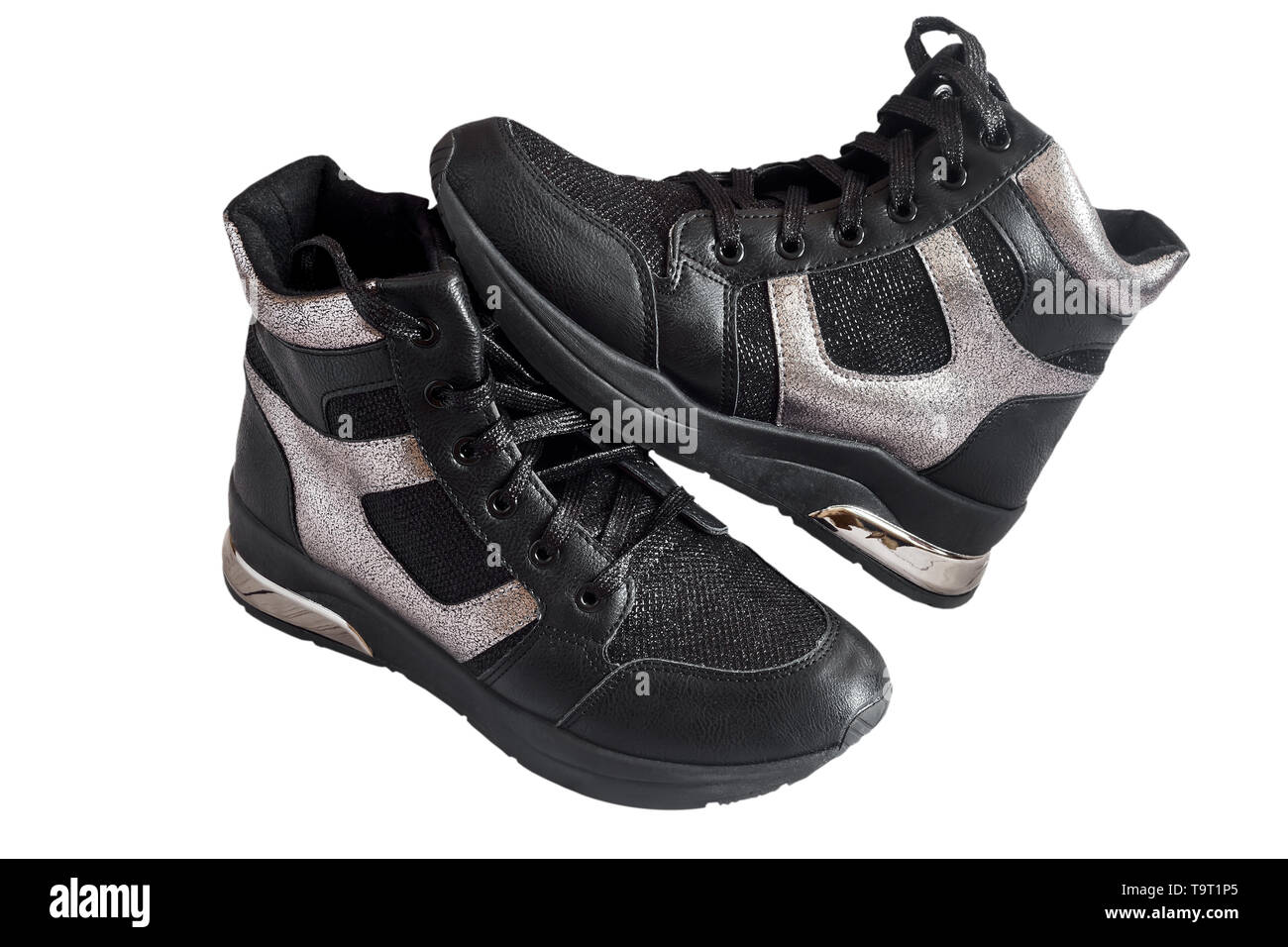 Confortevole sneakers nero con pannelli grigio su una piattaforma elevata con una cerniera lampo e lace-up. Presentato su uno sfondo bianco. Foto Stock