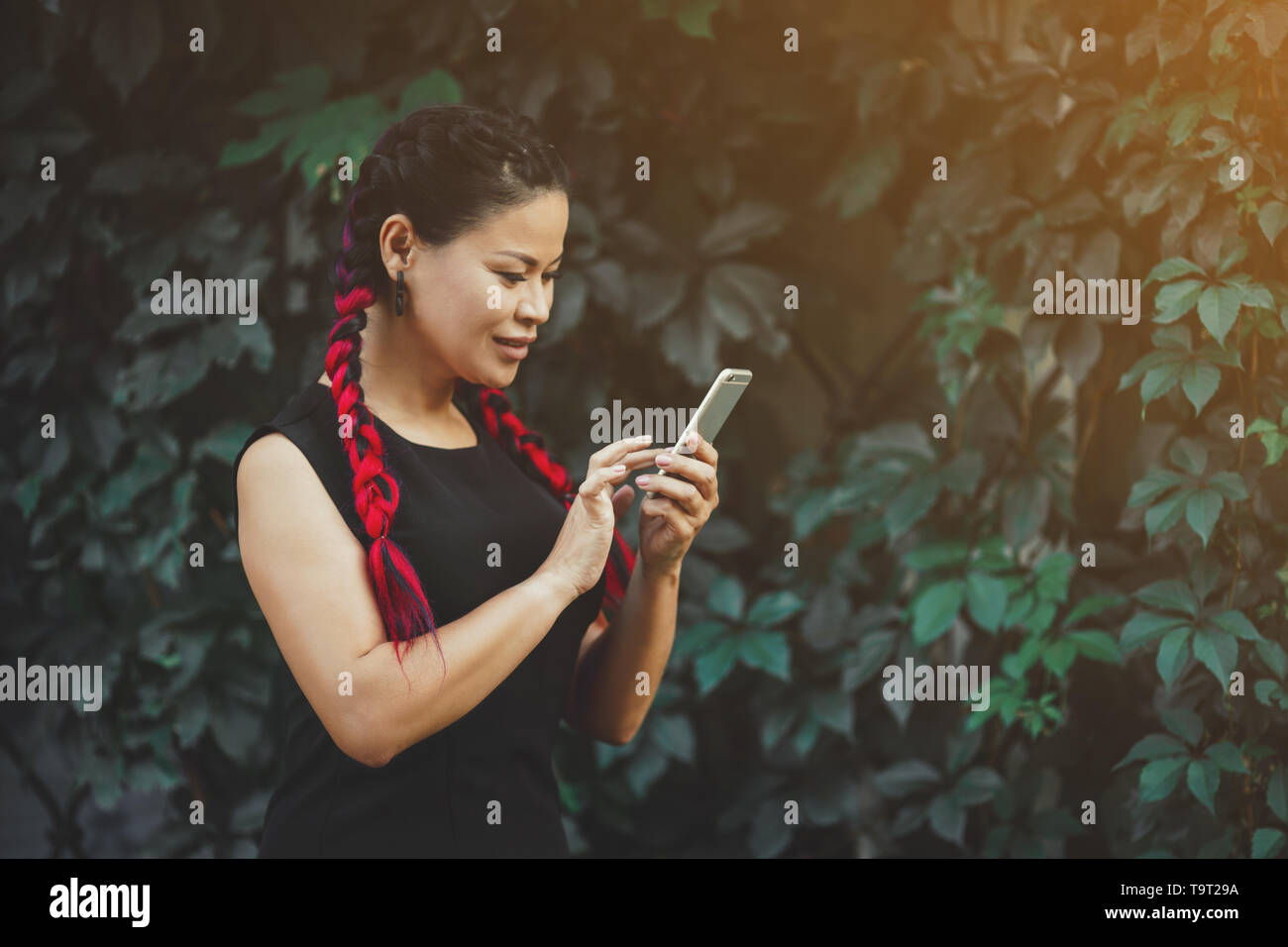 Bella coppia asiatica di modello femminile con lo smartphone per esterno Foto Stock