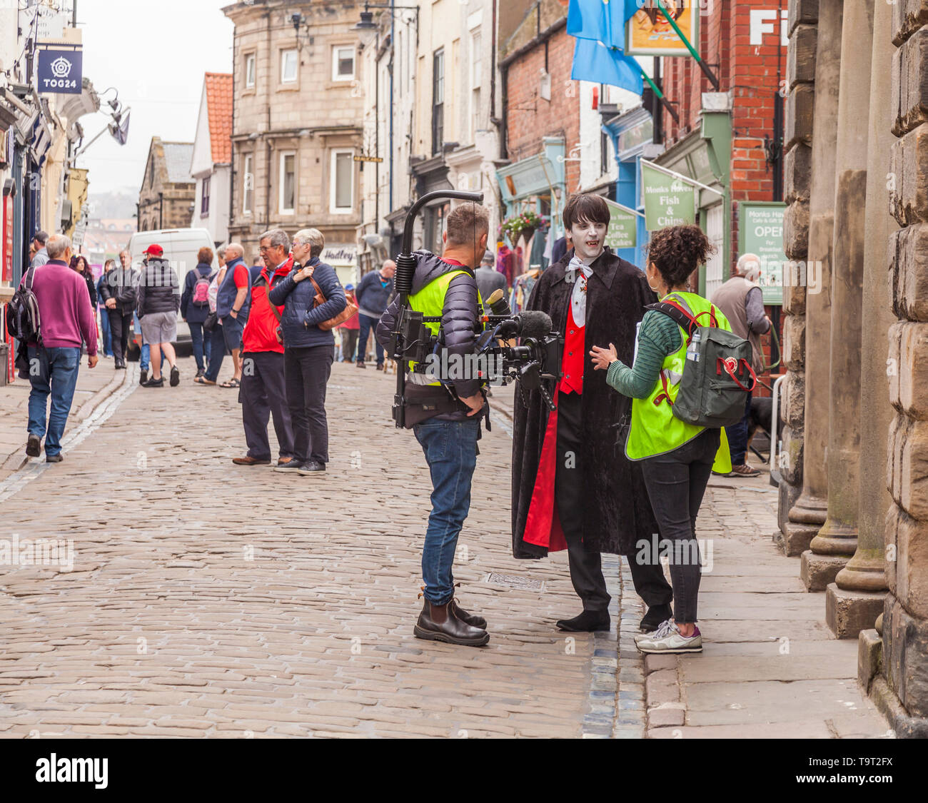 Un attore vestito come il conte Dracula durante le riprese a Whitby,North Yorkshire, Inghilterra, Regno Unito Foto Stock