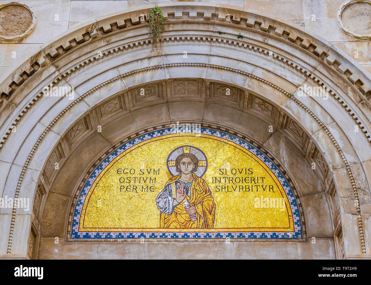 Mosaico circa l ingresso del Euphrasius basilica, patrimonio mondiale dell UNESCO, Porec Istrien, Croazia, Europa Mosaik über dem Eingang zur Euphrasius-B Foto Stock
