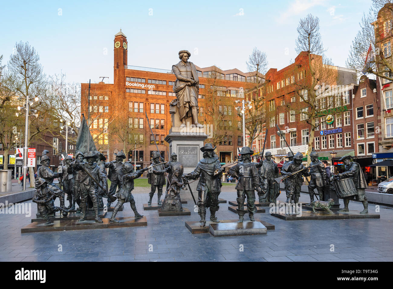 Rembrandtplein, Amsterdam, Paesi Bassi - 18 Aprile 2019: Monumento al celebre pittore Rembrandt e sculture basata sul suo dipinto 'guardia notturna'' a R Foto Stock