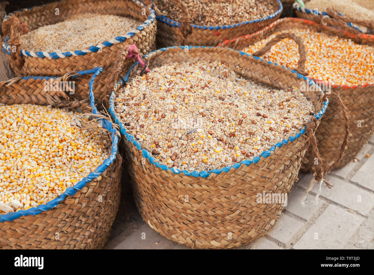 Mais secco e grani giacciono in cesti sulla strada del mercato in Egitto Foto Stock