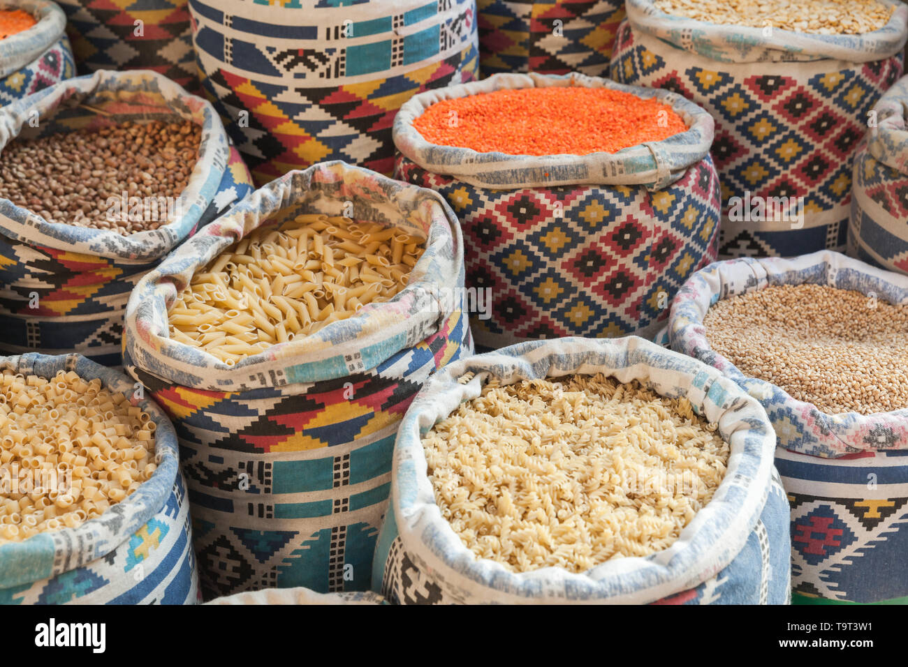 Prodotti di farina di grani e giacciono in colorful canvas cesti sulla strada del mercato in Egitto Foto Stock