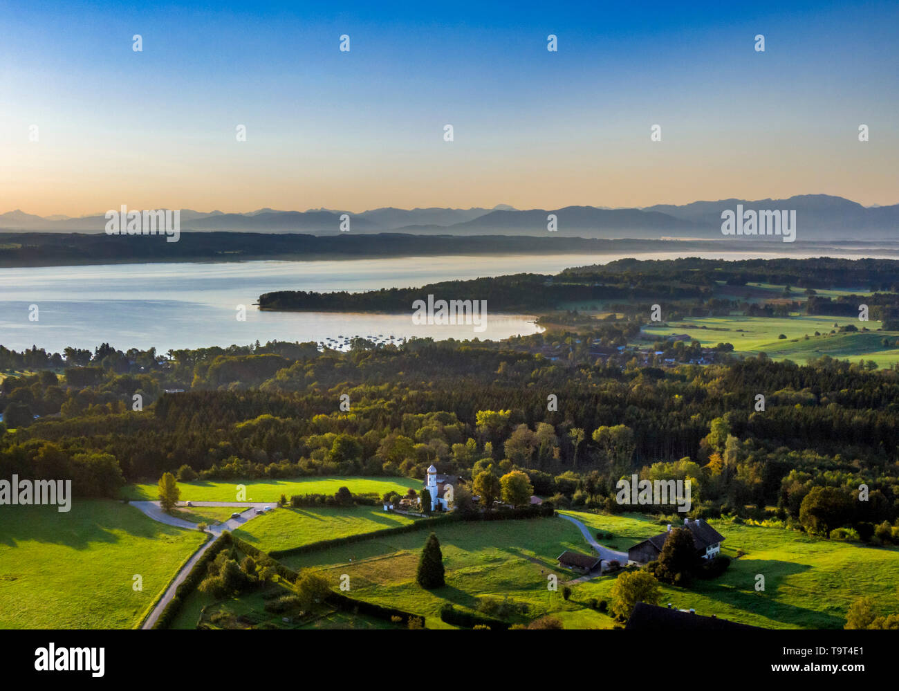 Lago Starnberger prima le Alpi della Ilkahöhe visto, Tutzing, 5-paese di mare, Alta Baviera, Baviera, Germania, Europa, Starnberger See Vor den Alpen Foto Stock