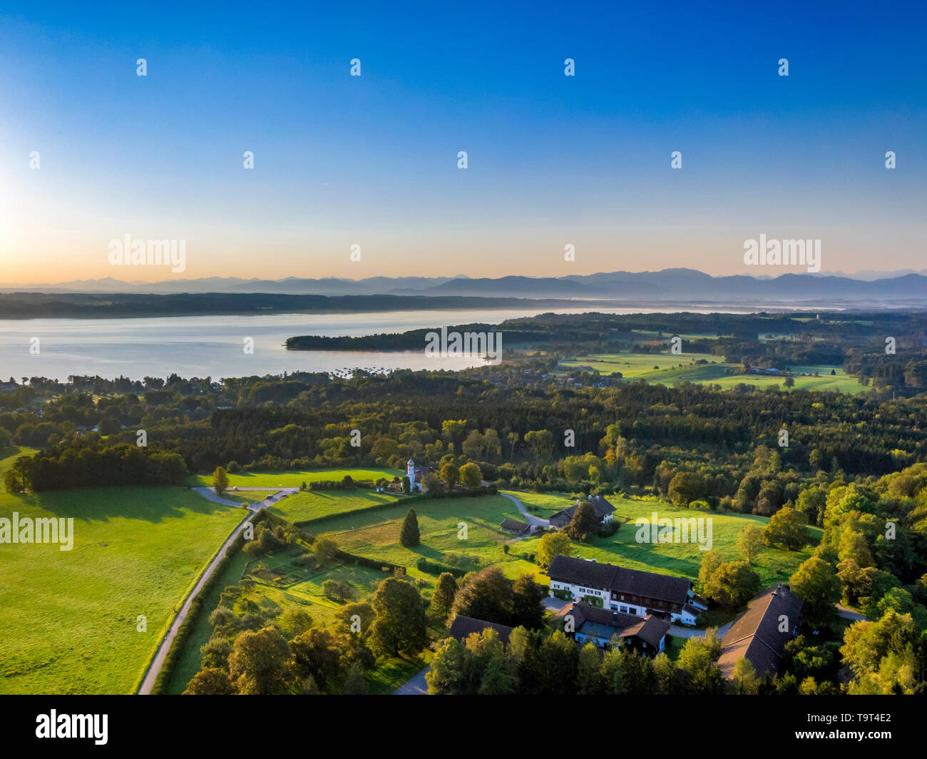 Lago Starnberger prima le Alpi della Ilkahöhe visto, Tutzing, 5-paese di mare, Alta Baviera, Baviera, Germania, Europa, Starnberger See Vor den Alpen Foto Stock