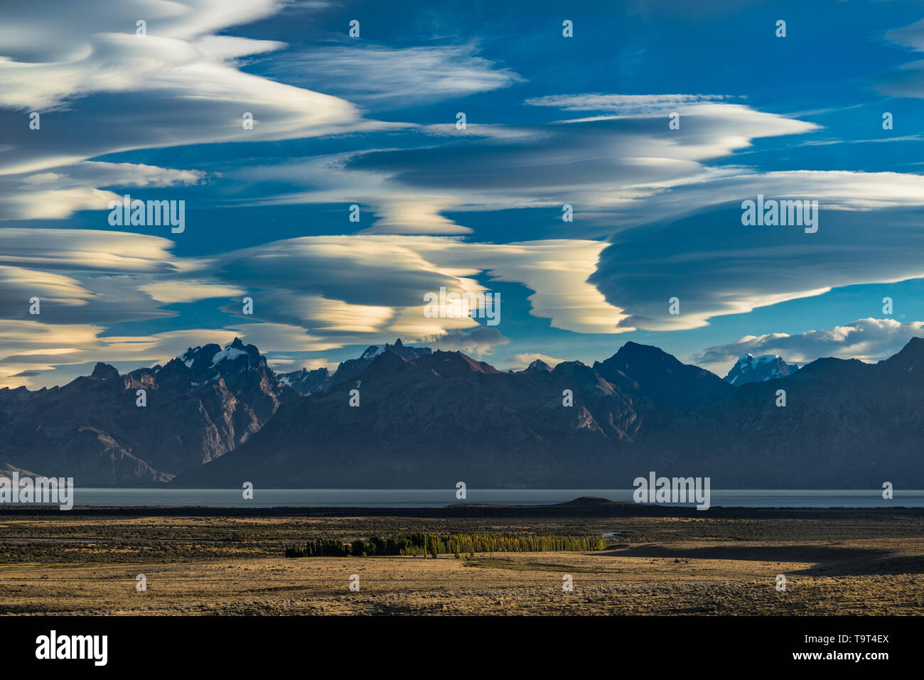 spettacolari-nubi-lenticolari-al-tramonto-sul-lago-viedma-nel-parco