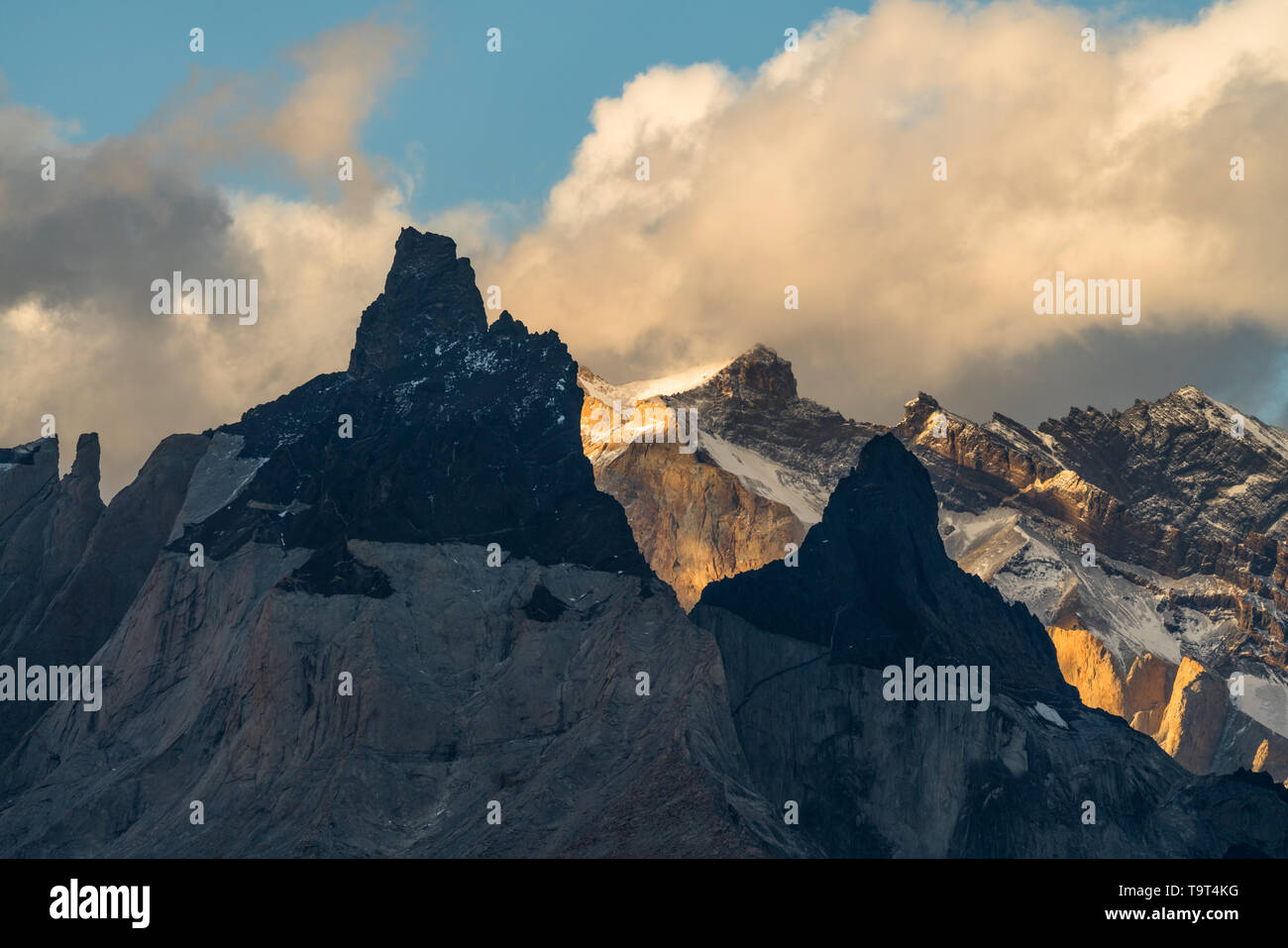 Pomeriggio di luce sul Monte Almirante Nieto dietro il Cuernos nel Parco Nazionale Torres del Paine, un UNESCO Riserva della Biosfera in Cile in Patago Foto Stock