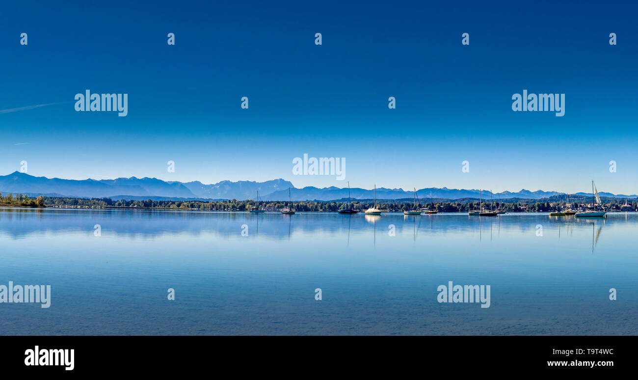 Guarda il Lago Starnberger vicino brook sono con le Alpi e il massiccio dello Zugspitze, Blick auf den Starnberger See bei Ambach mit den Alpen und der Zugspitze Foto Stock