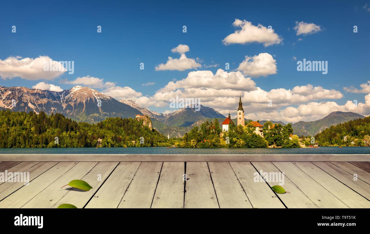 Svuotare tavolo in legno nella parte anteriore di astratta sfondo sfocato in natura, può essere utilizzato per visualizzare o montaggio dei vostri prodotti. Mock up per la visualizzazione del prodotto Foto Stock