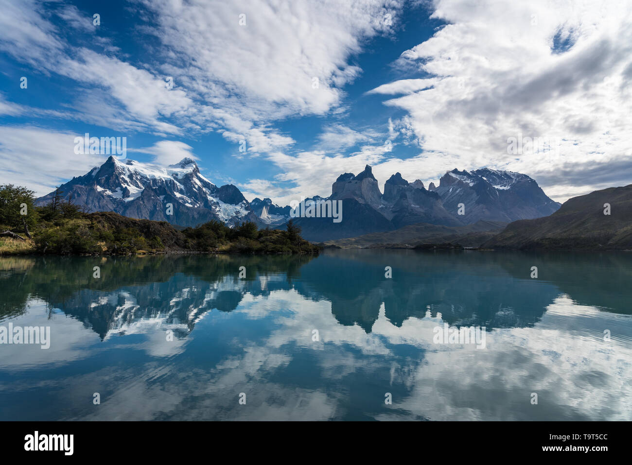 La mattina presto riflessioni del Paine massiccio in Lago Pehoe nel Parco Nazionale Torres del Paine, un UNESCO Riserva della Biosfera in Cile in Patago Foto Stock