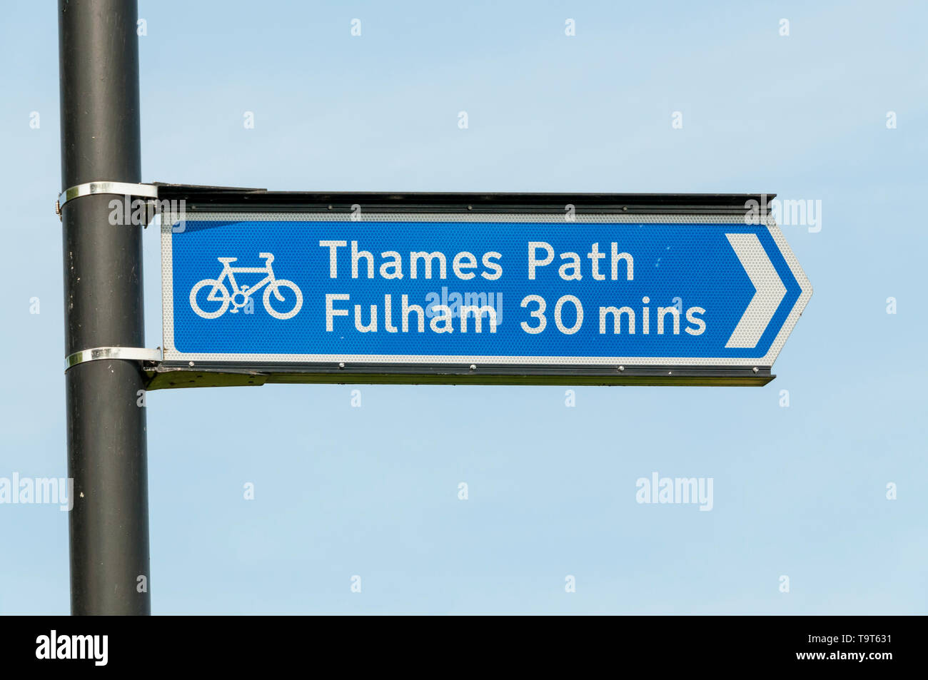 Un segno segna un percorso ciclabile lungo il Tamigi da percorso a Hammersmith e Fulham. Foto Stock