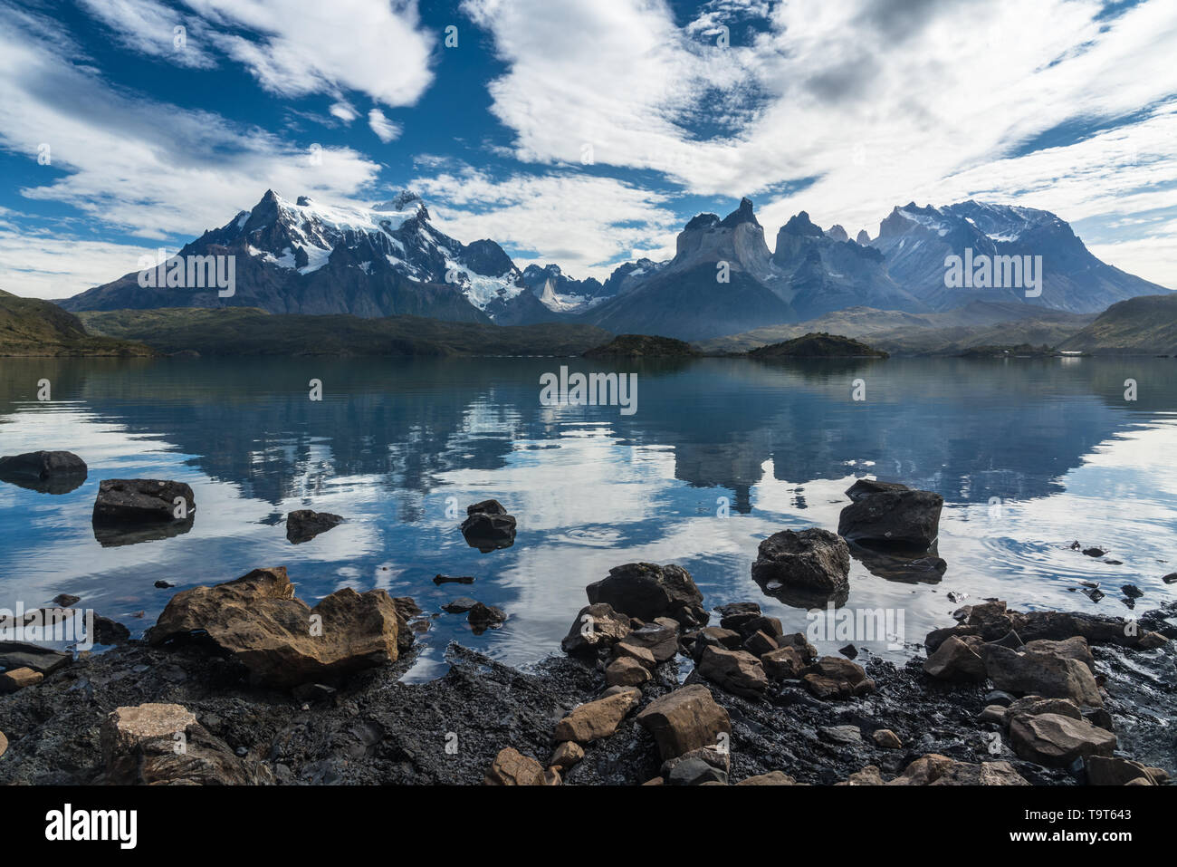 La mattina presto riflessioni del Paine massiccio in Lago Pehoe nel Parco Nazionale Torres del Paine, un UNESCO Riserva della Biosfera in Cile in Patago Foto Stock
