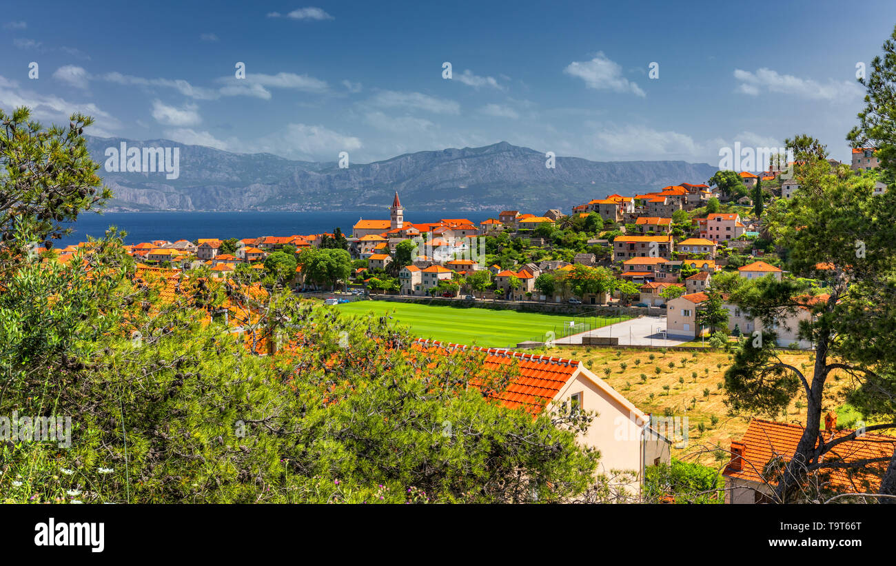 Postira sull'isola di Brac vista sullo skyline, Dalmazia, Croazia. Postira sull'isola di Brac vista sullo skyline, Dalmazia, Croazia. Splendida vista sul paesino Postira su Br Foto Stock