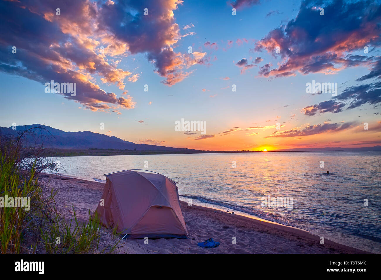 Tenda sulla riva del lago. L'orario del tramonto. Foto Stock