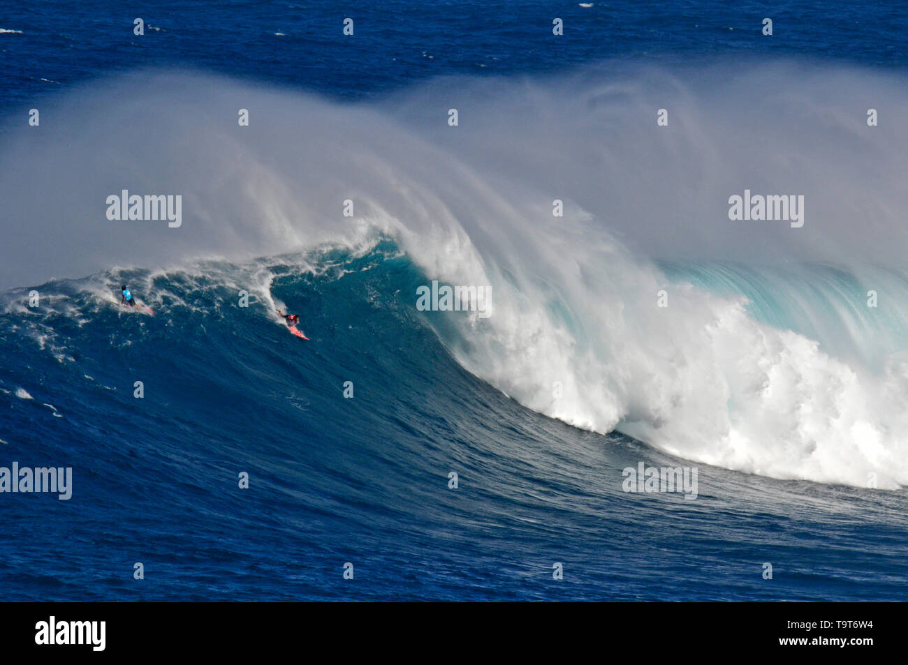 Surfisti in un onda gigante la rottura durante il 2015 Peahi sfida Big Wave Surf campionato a ganasce, Maui, Hawaii, STATI UNITI D'AMERICA Foto Stock