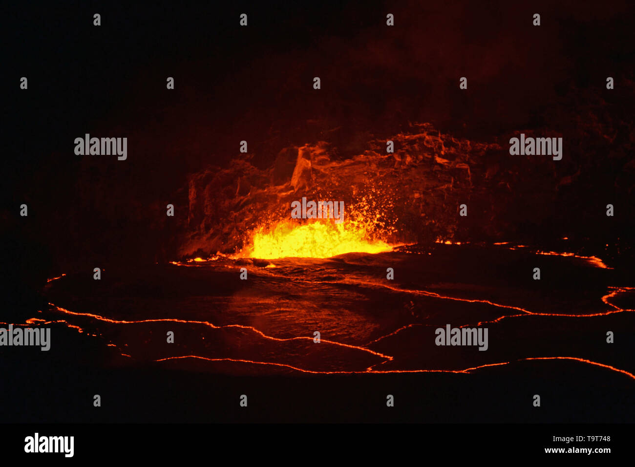 Attivo di lava che esplodono dentro il cratere Halemaumau di notte, vulcano Kilauea, Parco Nazionale Vulcani, Big Island, Hawaii, STATI UNITI D'AMERICA Foto Stock