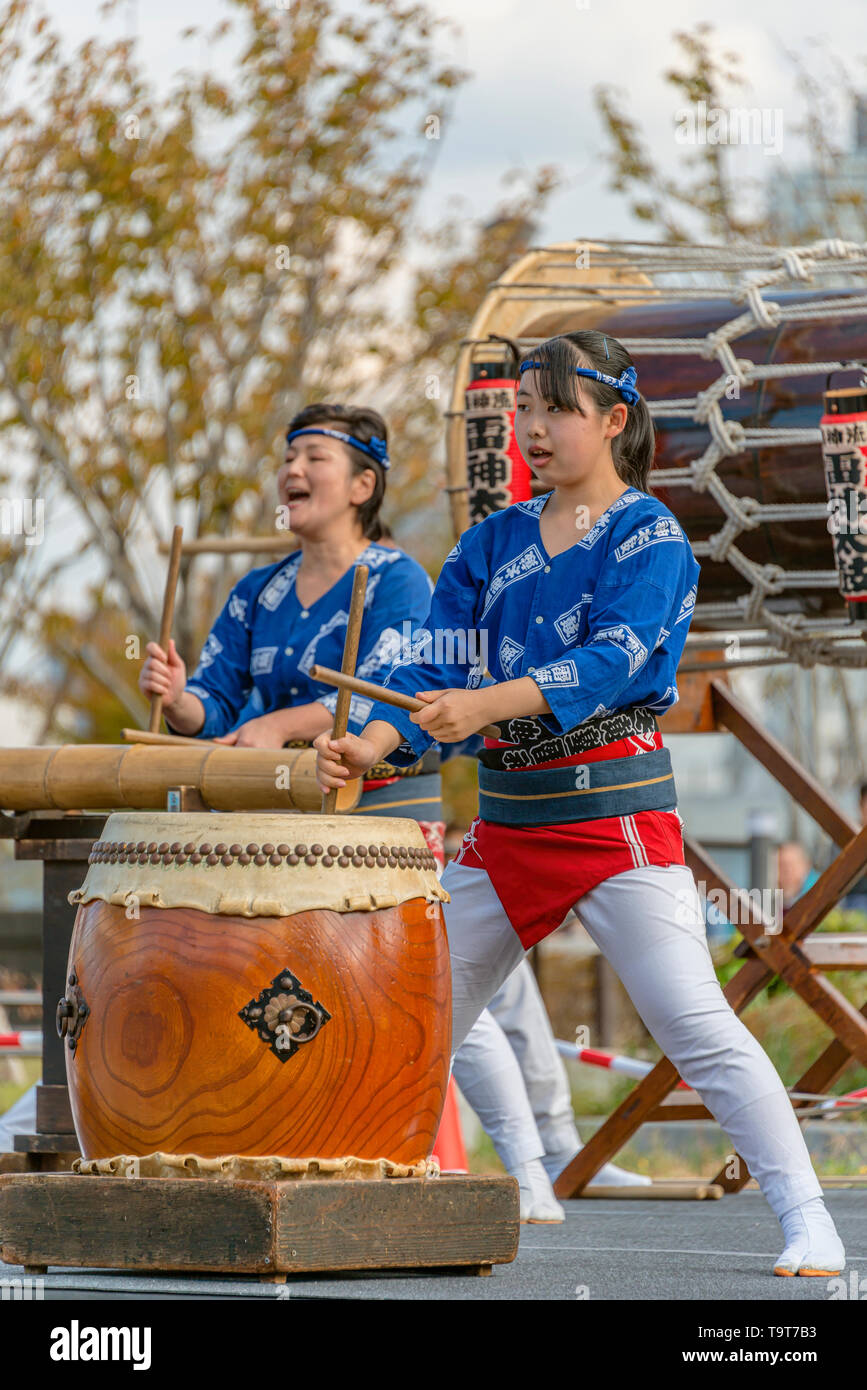 Batterista tradizionale Taiko in una competizione locale a Tokyo, Giappone Foto Stock