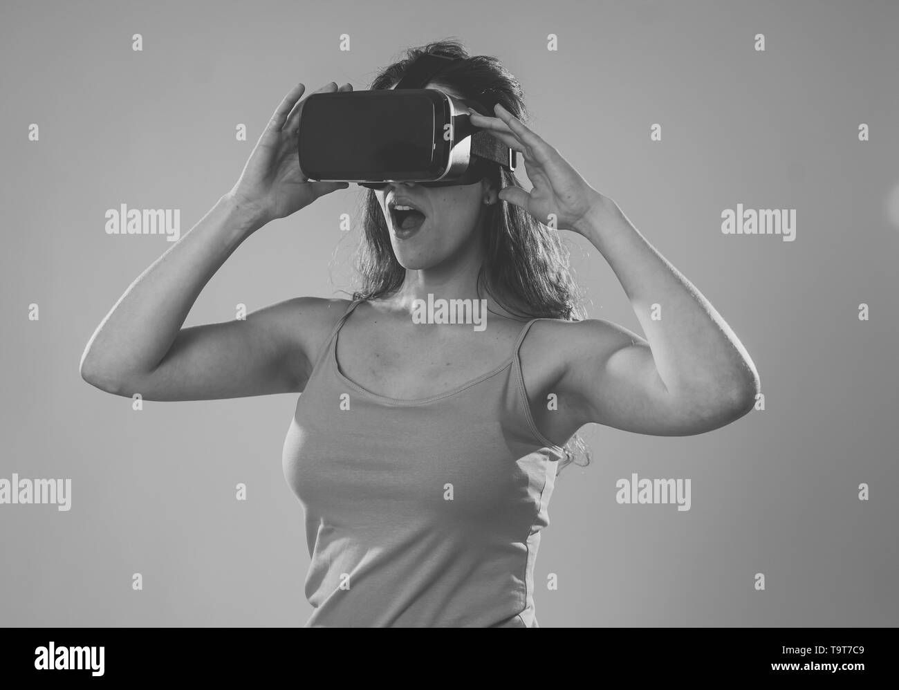 Curioso donna felice ed emozionato per utilizzare la realtà virtuale occhiali sensazione entusiasti di simulazione, esplorare la vita virtuale a far felici i gesti. In nuovo Foto Stock