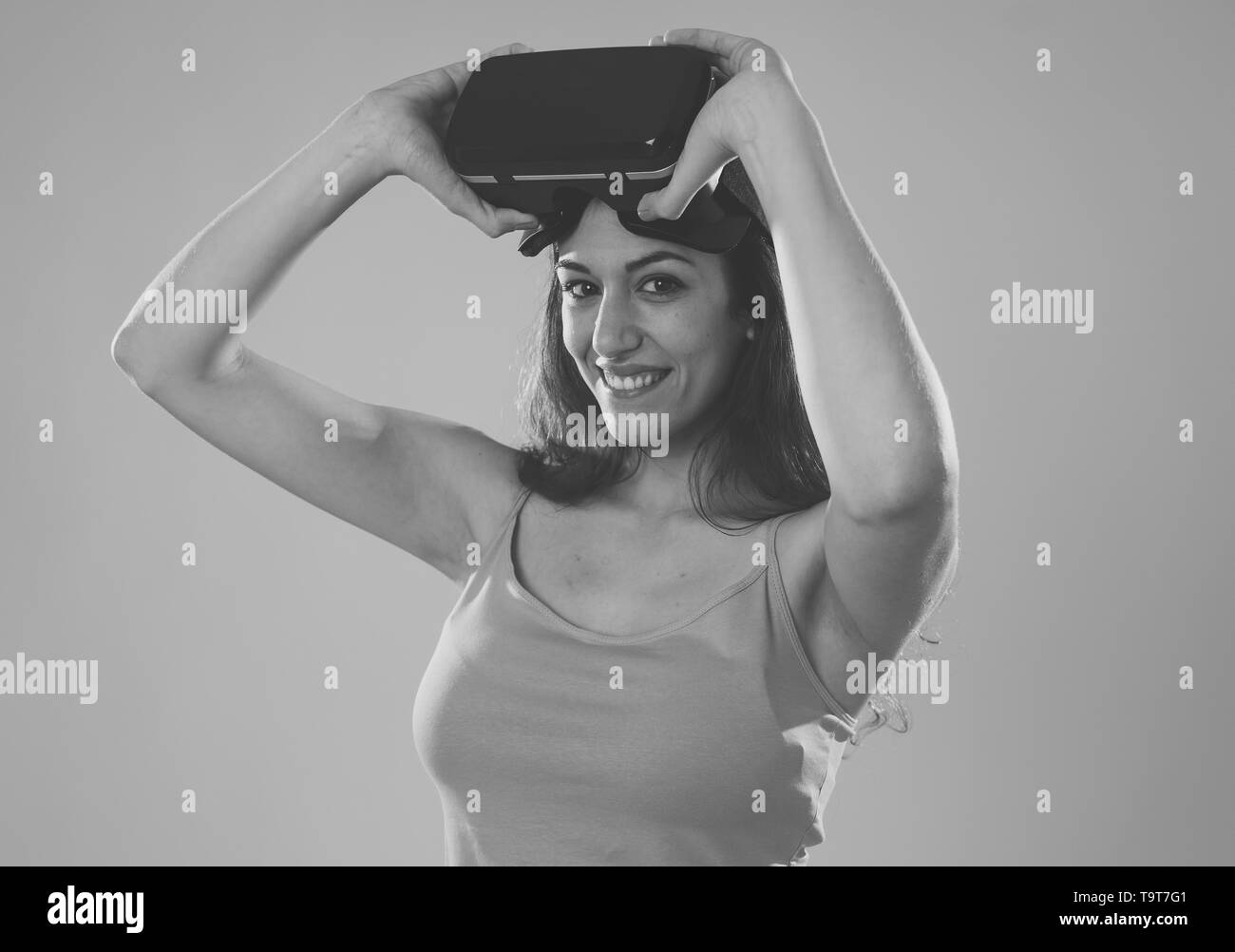 Esperienza virtuale. Giovani caucasici donna felice circa di utilizzare occhiali VR sensazione entusiasti di simulazione e di esplorare la vita virtuale. Nel nuovo te Foto Stock