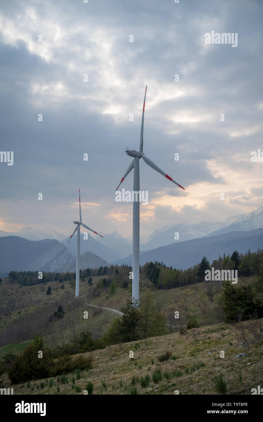 Le turbine eoliche nelle aree di montagna, Alpi Italia, Piemonte Foto stock  - Alamy
