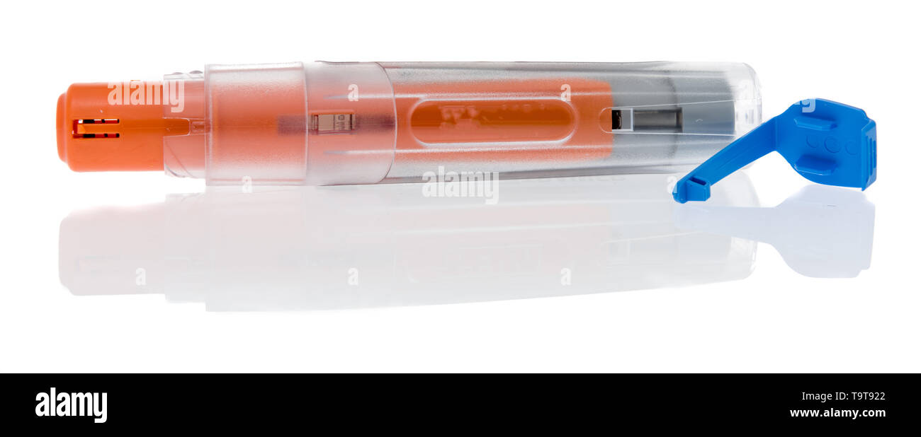 Un epineprine iniettore automatico penna per allergici emergenies isolato su un background Foto Stock