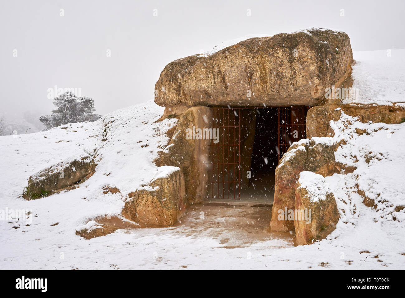 Dolmen Menga snowy di Antequera. Complesso archeologico dolmen di Antequera. Patrimonio mondiale dell UNESCO Foto Stock