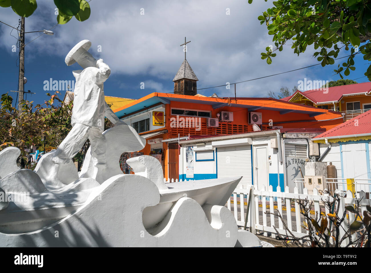 Denkmal auf dem Platz Place de la Mairie Kirche Notre-Dame de l'Assomption, Insel Terre-de-Haut, Les Saintes, Guadalupa, Karibik, Frankreich | Monu Foto Stock