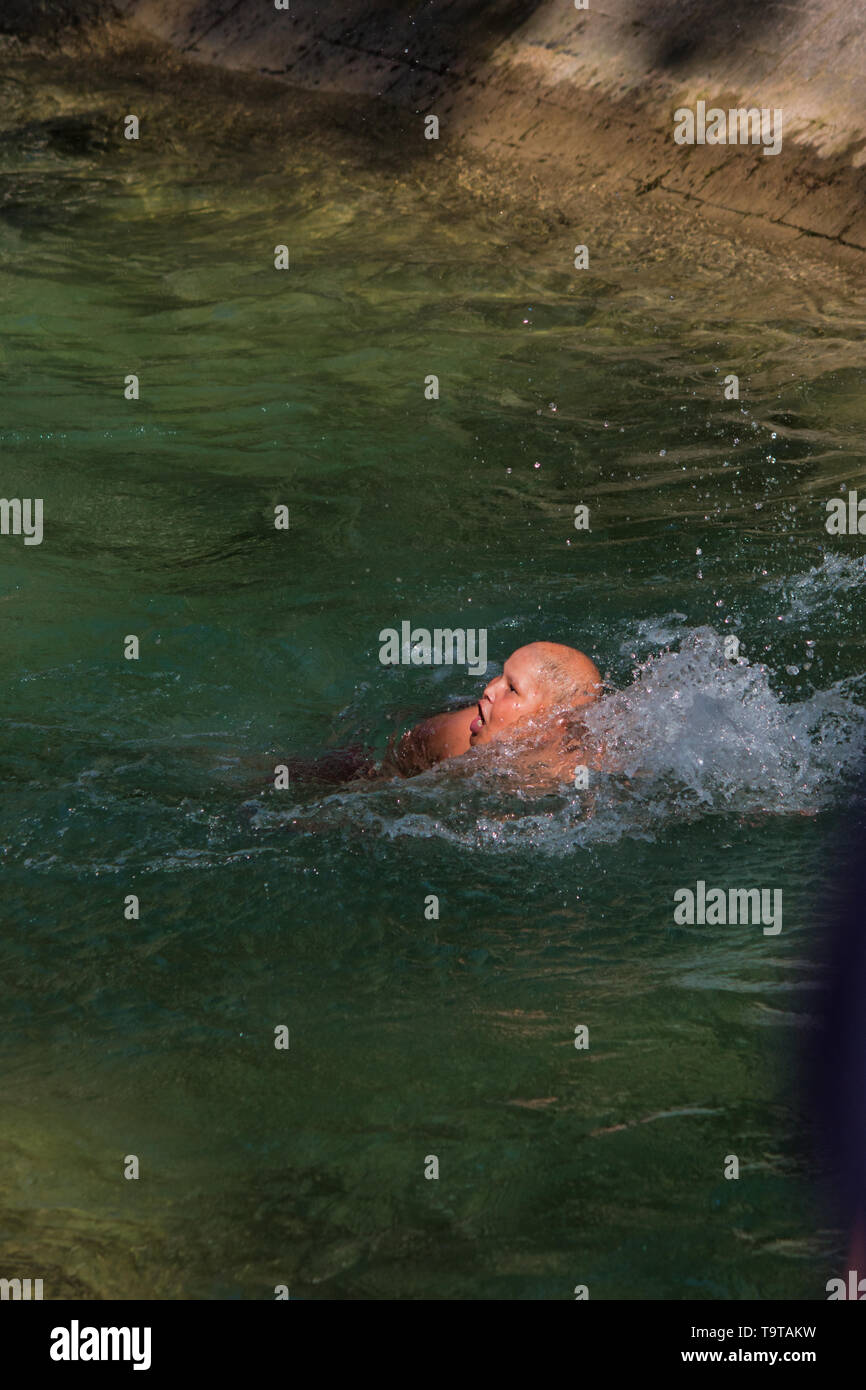 Uomo di annegamento in acqua mentre si nuota nel flusso di acqua Foto Stock