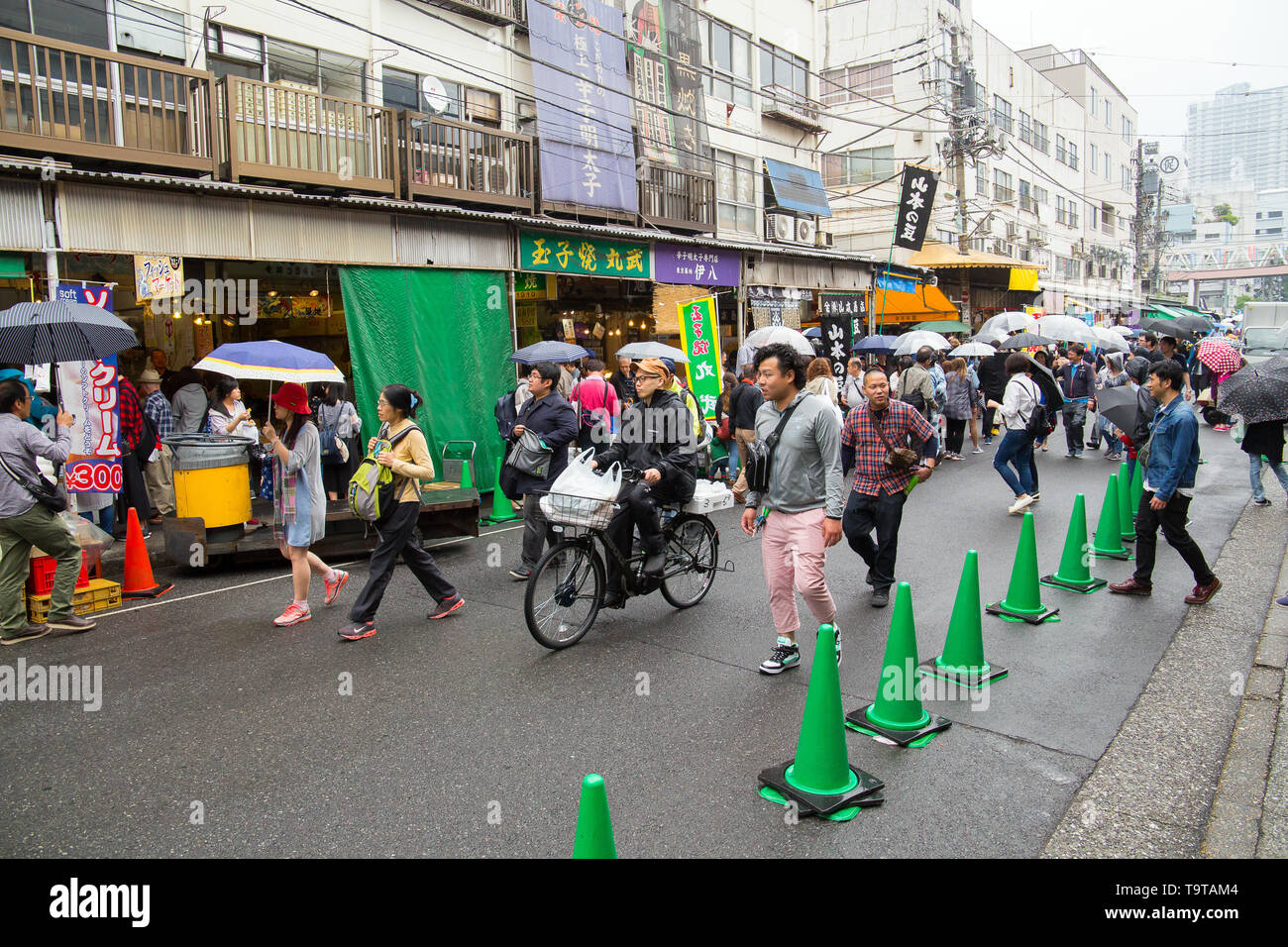 Persone che camminano giù sulla strada nella vecchia Tokyo, Giappone. Foto Stock
