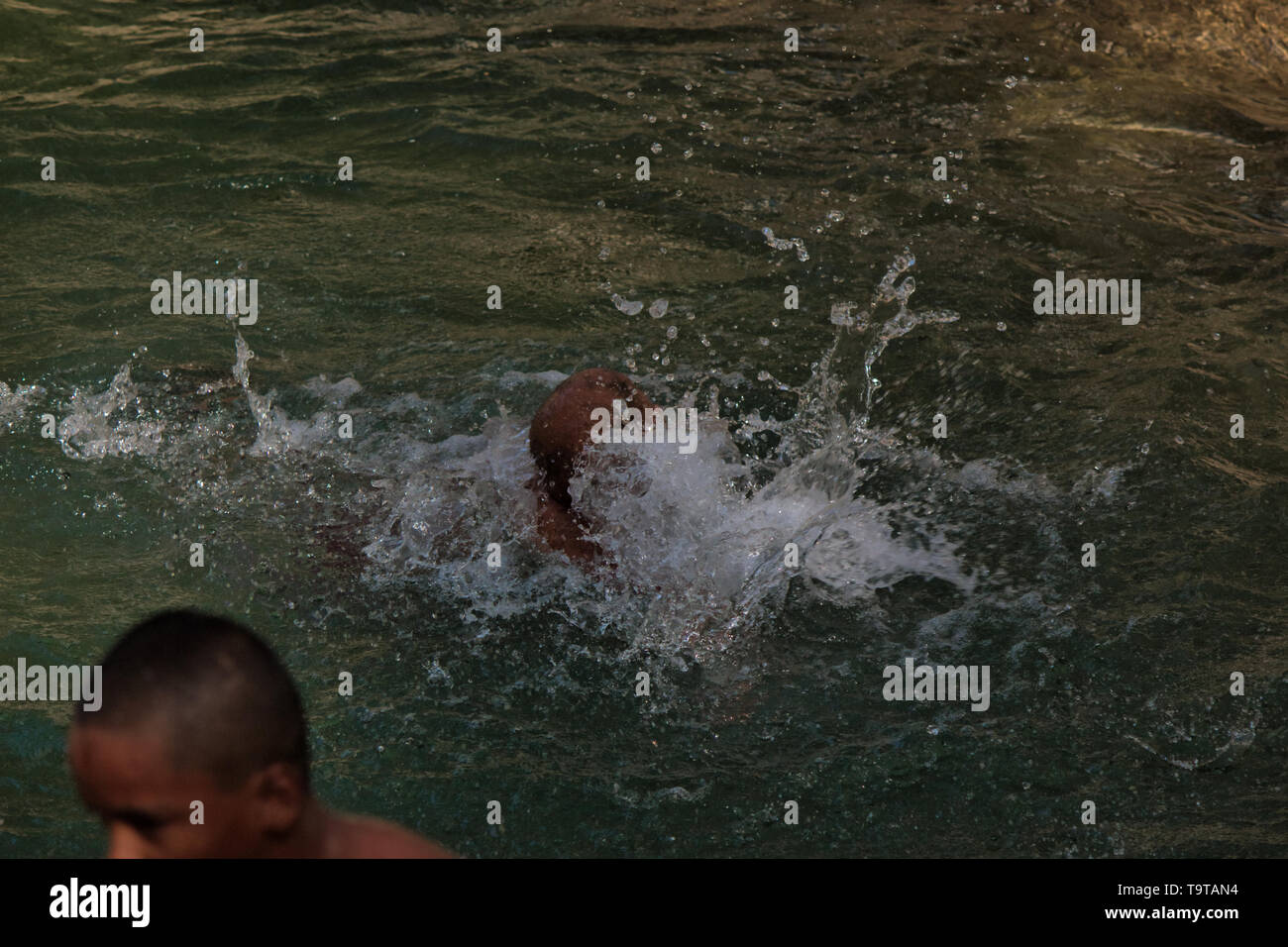 Uomo di annegamento in acqua mentre si nuota nel flusso di acqua Foto Stock