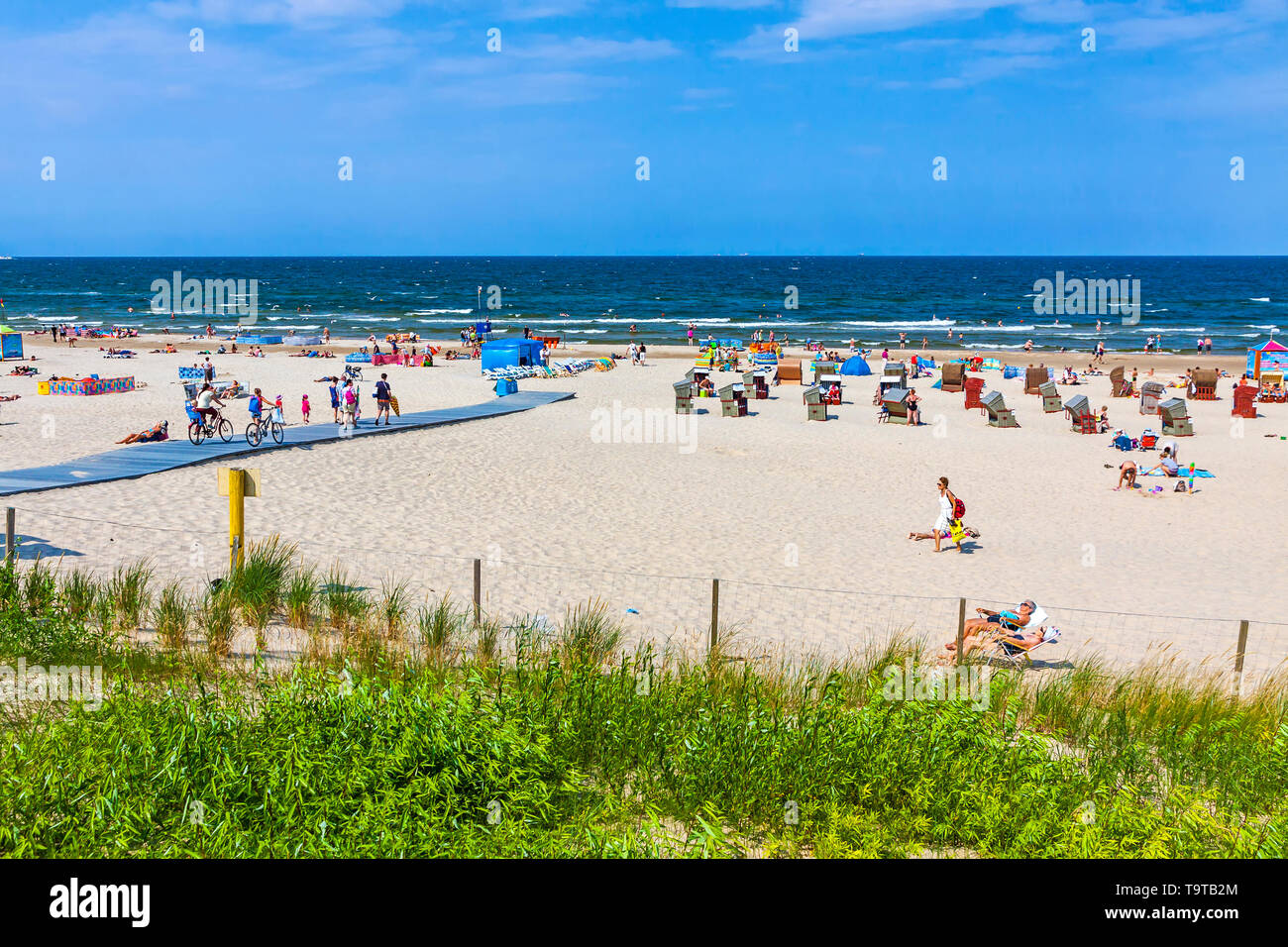 Swinoujscie, Polonia - Luglio 7, 2014: affollata spiaggia del Mar Baltico sulla isola di Usedom in Swinoujscie resort. Confina con il tedesco della località balneare di Ahlbeck, entrambi Foto Stock