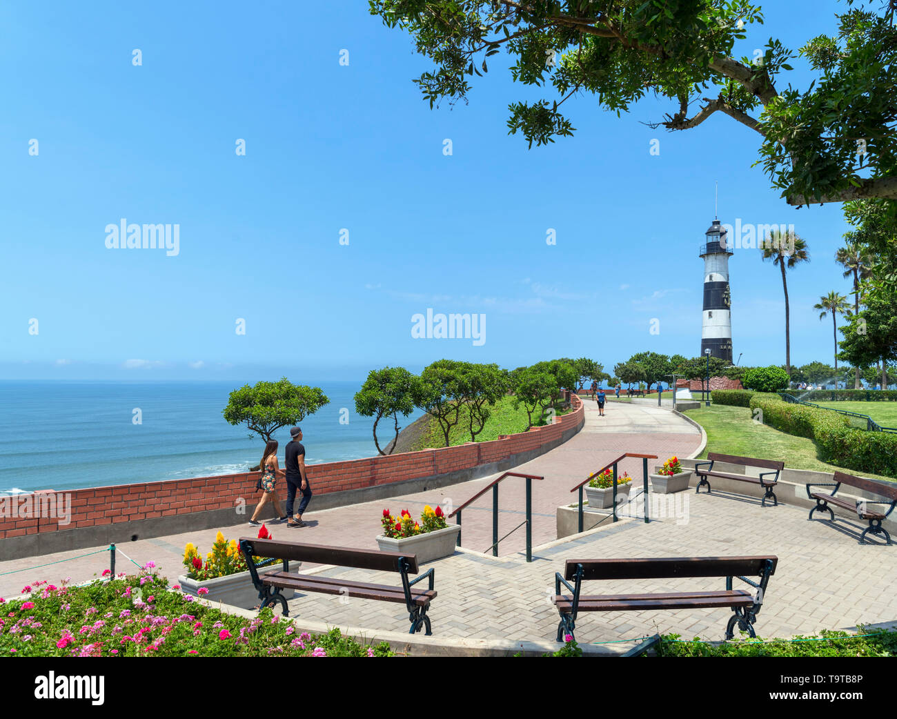 Lima, Miraflores. La Marina faro nel Parque el Faro sul clifftops si affaccia sull'Oceano Pacifico, Miraflores Lima, Perù, Sud America Foto Stock