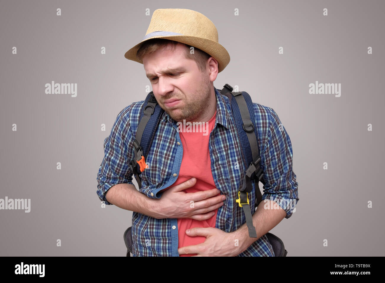 Giovane turista uomo con dolore di stomaco indigestione Foto Stock