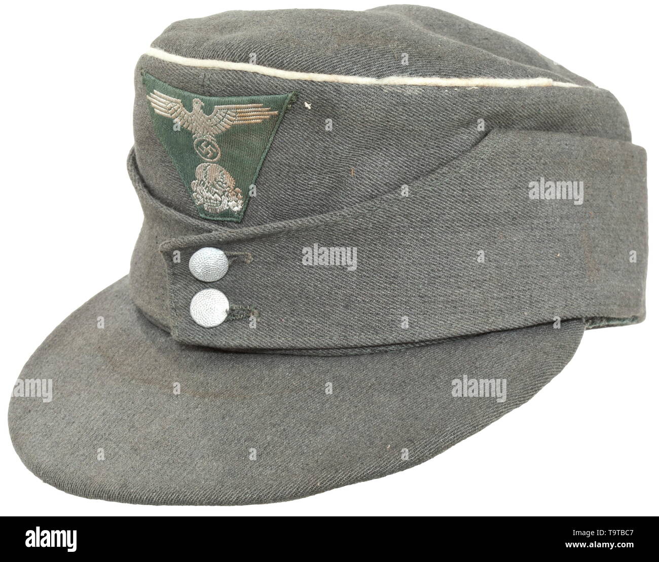 Un campo cap M 43 per i leader nelle Waffen-SS fine produzione da saccheggiato panno italiano continua a treccia bianco (moth tracce), GRANA pulsanti in alluminio, BeVo-tessuto cap trapezio, grigio camicia di seta con cancellati indossatore di designazione und Dimensione timbro '56', frontale Fascia assorbisudore in pelle. In condizione impiegata. storica, storica del xx secolo, 1930S, 1940s, Waffen-SS Divisione armati delle SS, servizio armato, servizi armati, NS, il socialismo nazionale, il nazismo, il terzo Reich, Reich tedesco, Germania, militare, militaria, utensile e un pezzo di attrezzature, utensili, oggetto, oggetti, alambicchi, clipping, clip, Editorial-Use-solo Foto Stock