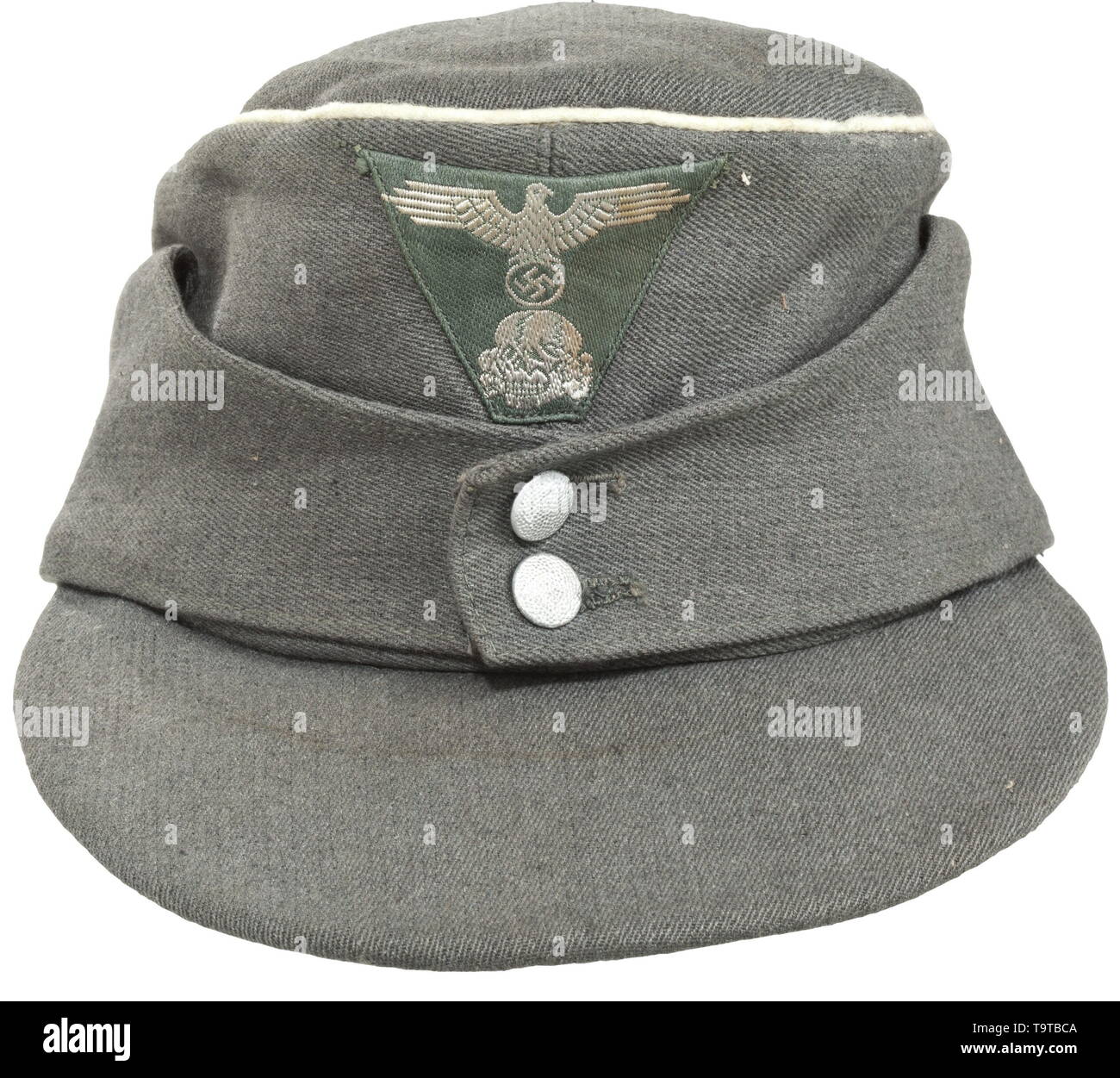 Un campo cap M 43 per i leader nelle Waffen-SS fine produzione da saccheggiato panno italiano continua a treccia bianco (moth tracce), GRANA pulsanti in alluminio, BeVo-tessuto cap trapezio, grigio camicia di seta con cancellati indossatore di designazione und Dimensione timbro '56', frontale Fascia assorbisudore in pelle. In condizione impiegata. storica, storica del xx secolo, 1930S, 1940s, Waffen-SS Divisione armati delle SS, servizio armato, servizi armati, NS, il socialismo nazionale, il nazismo, il terzo Reich, Reich tedesco, Germania, militare, militaria, utensile e un pezzo di attrezzature, utensili, oggetto, oggetti, alambicchi, clipping, clip, Editorial-Use-solo Foto Stock