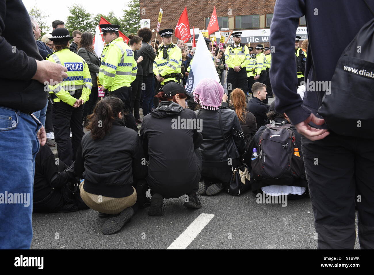 Anti-fascisti iniziano a sedersi di protesta contro la politica dei rally. La polizia mantenuta sostenitori e contro i manifestanti a prescindere ma si scontrarono con contro i dimostranti davanti a Tommy Robinson's arrivo. Credit David J Colbran Foto Stock