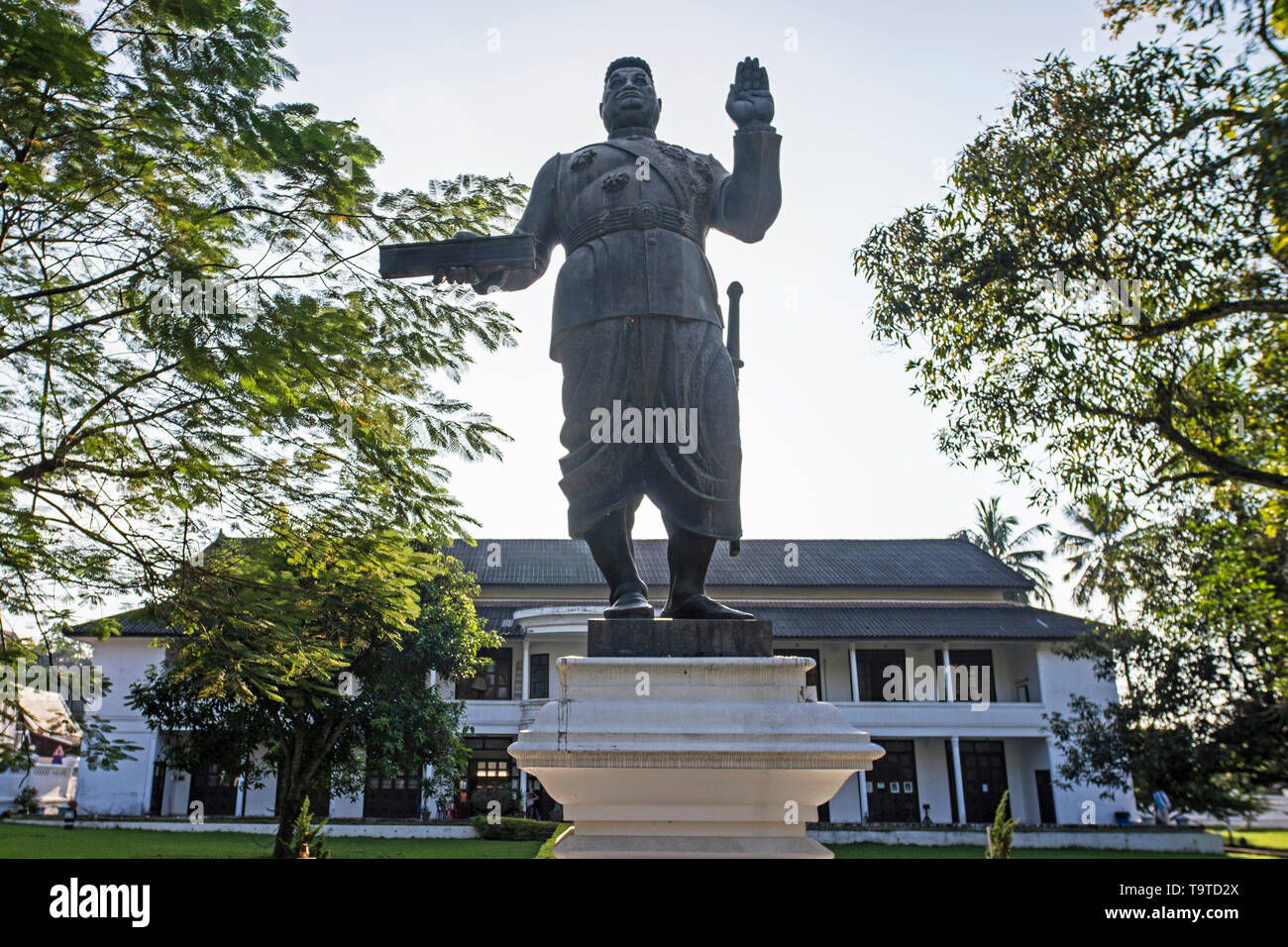 Luang Prabang, Laos - 14 Gennaio 2019: Statua di Sisavang Vong, re di Luang Prabang, situato di fronte al Museo Palazzo Reale a Luang Prabang, L Foto Stock
