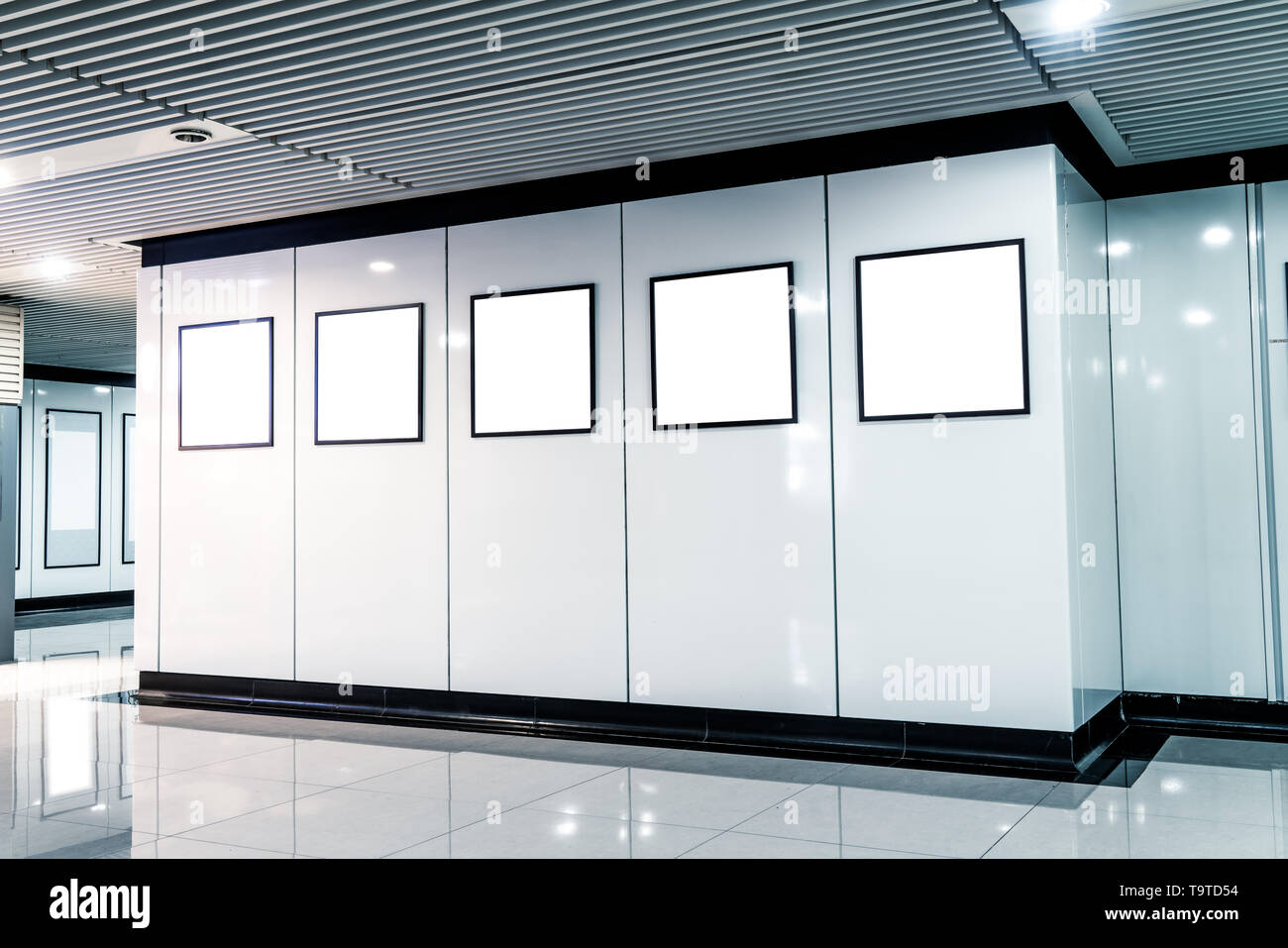 Il fustellato affissioni in metropolitana, poster modello. Girato nella stazione della metropolitana nel centro della citta'. Foto Stock