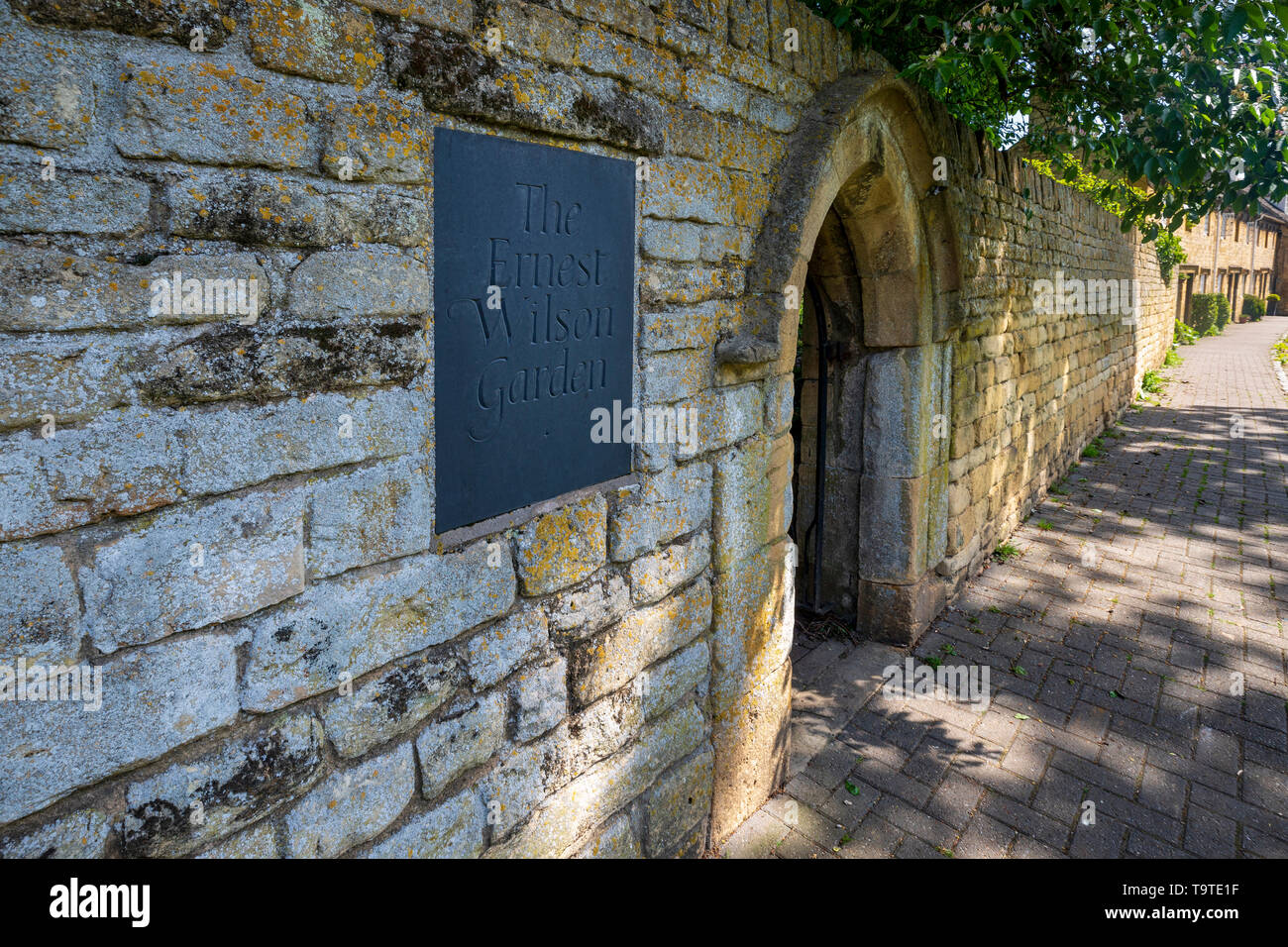 L'ingresso alla Ernest Wilson Memorial Garden a Chipping Campden, Inghilterra Foto Stock