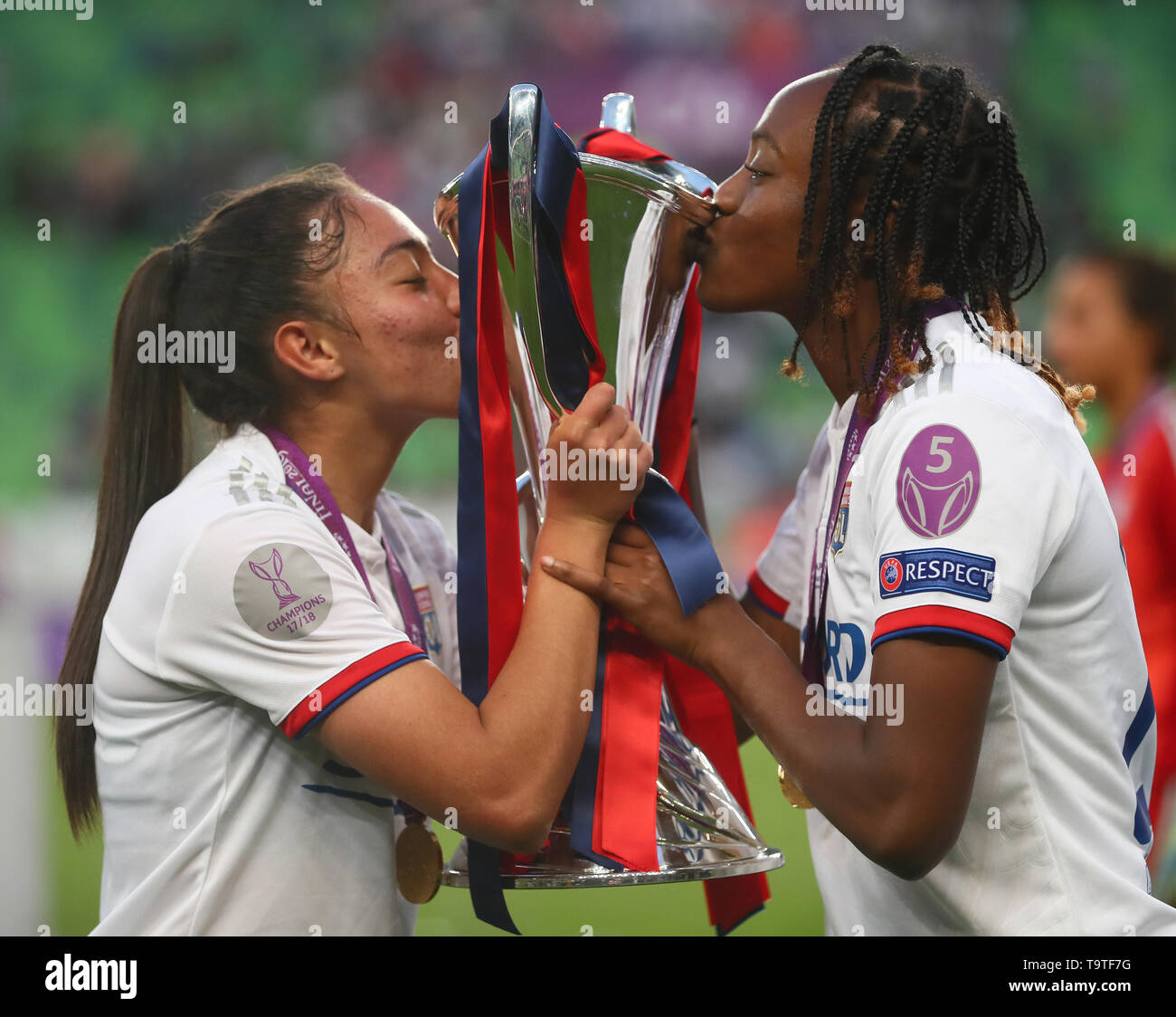 BUDAPEST, Ungheria - 18 Maggio: L-R Amel Majri e Wandie Ranard di Olympique Lyonnais kiss il trofeo durante il femminile UEFA Champions League scommessa finale Foto Stock